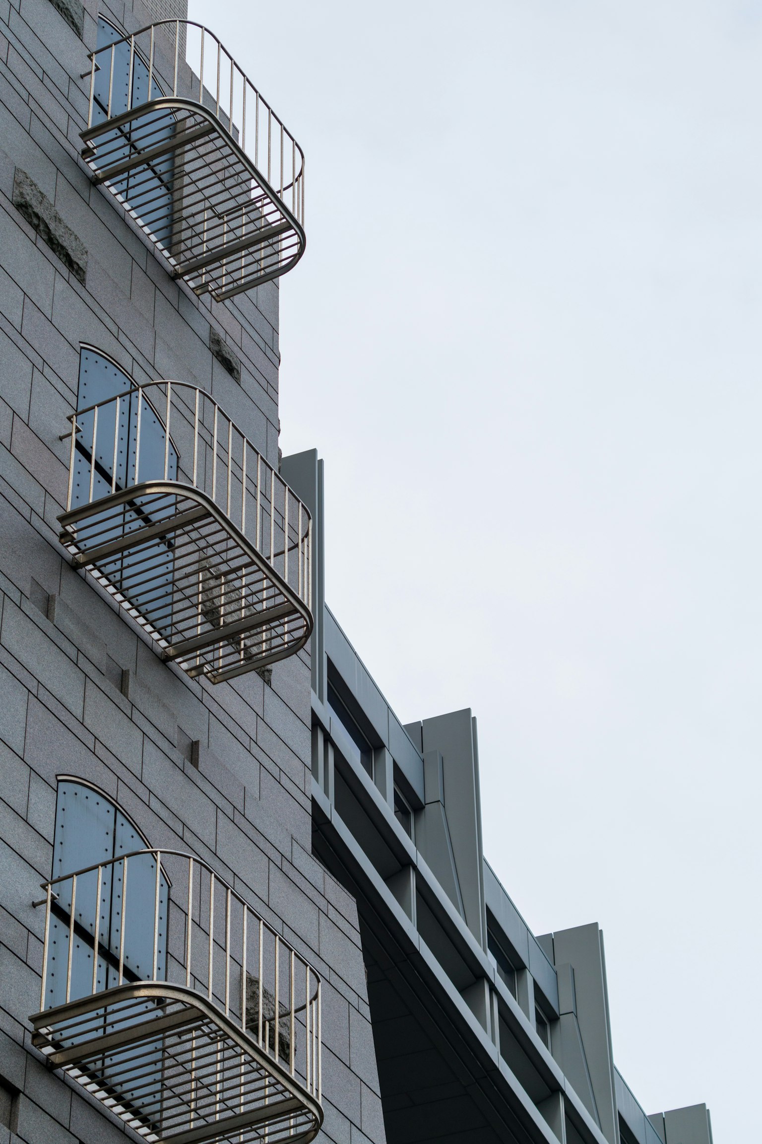 Edificio moderno con balconi in metallo e facciata grigia