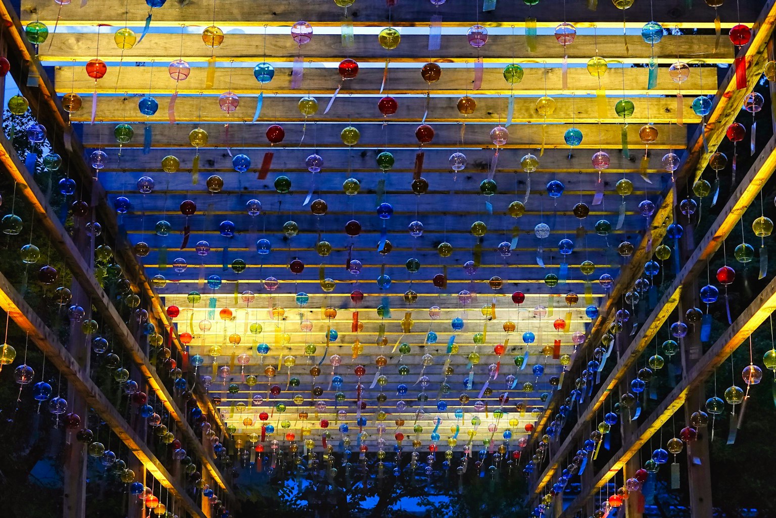 Campanelli colorati appesi a un soffitto splendidamente illuminato
