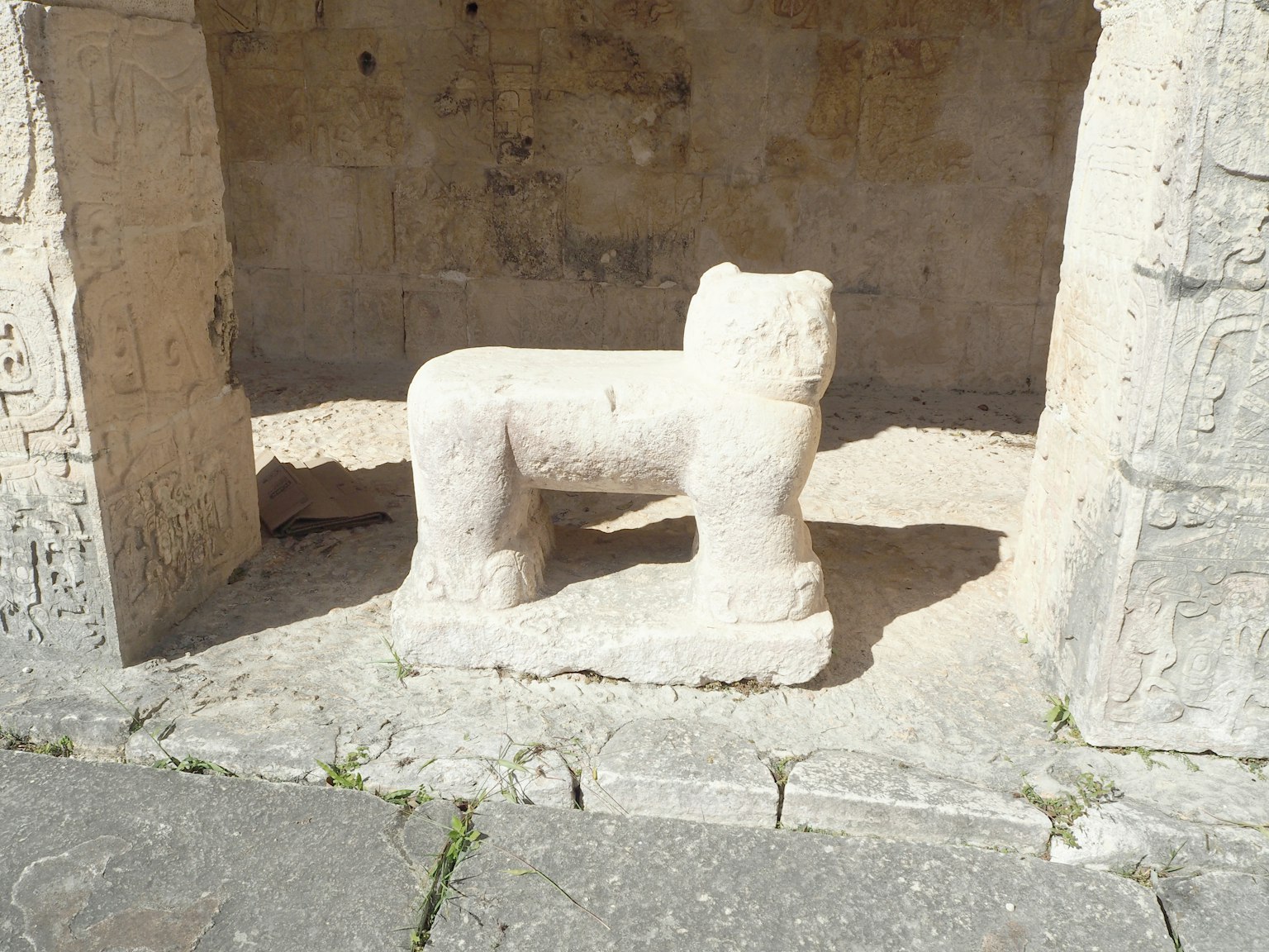 Une sculpture en pierre d'un animal située dans une ruine ancienne