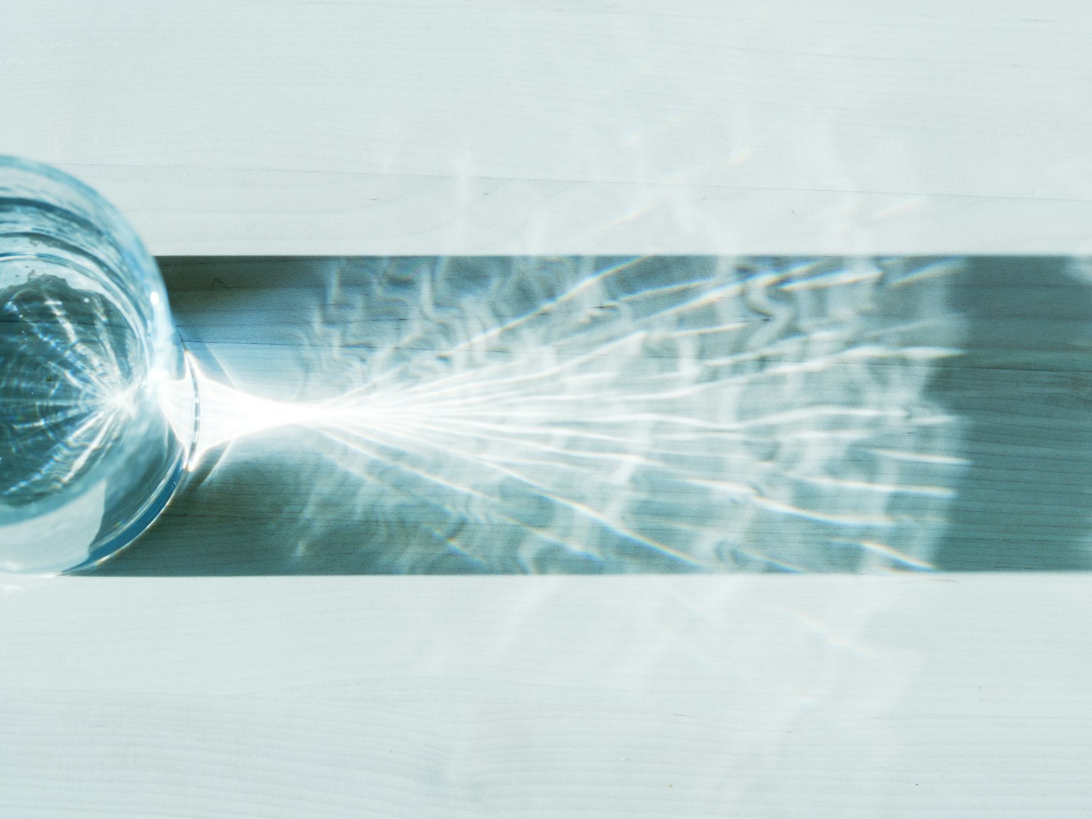 Image d'un verre d'eau créant de belles réflexions lumineuses