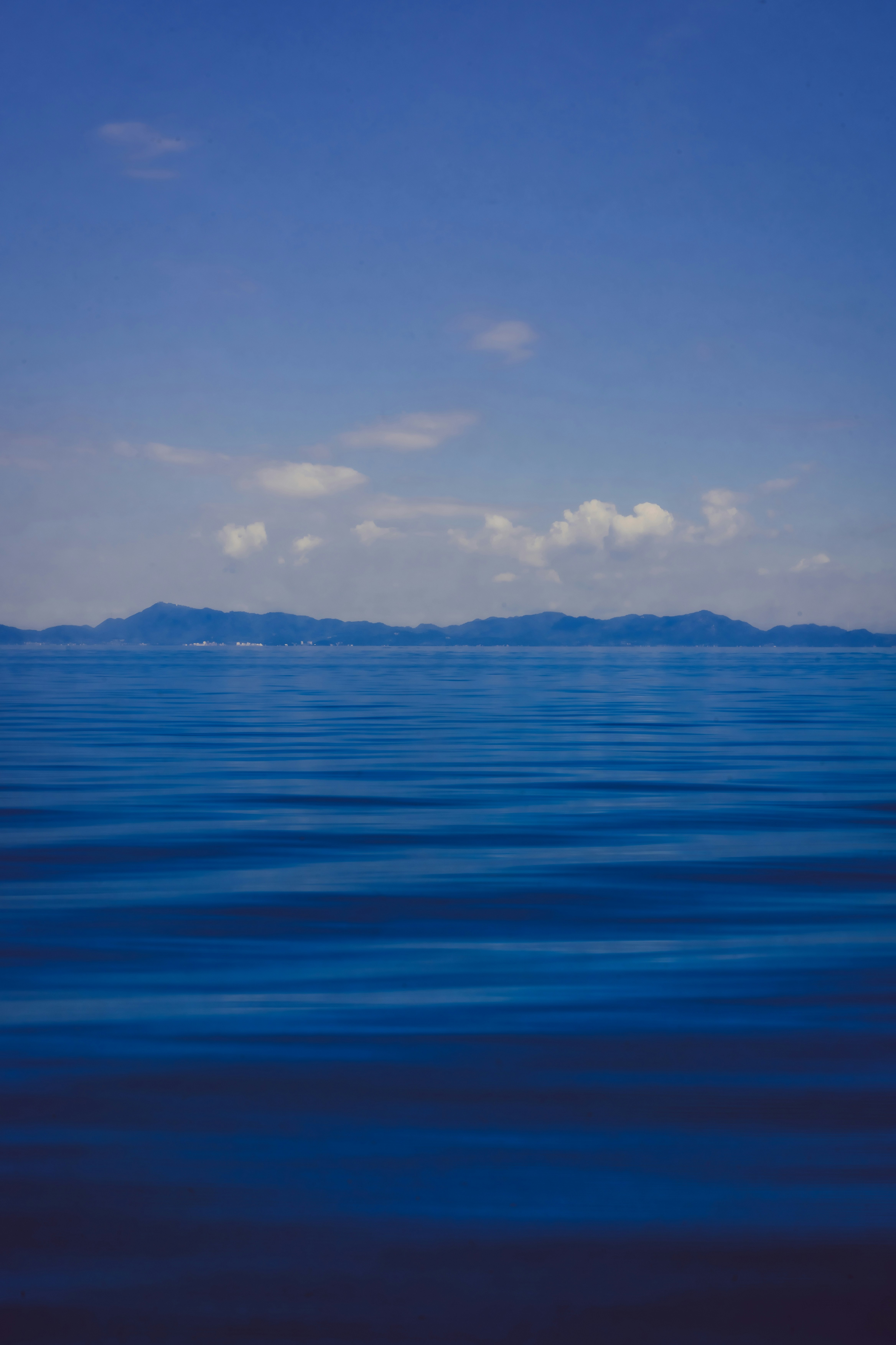 青い海と遠くの山並みが広がる風景