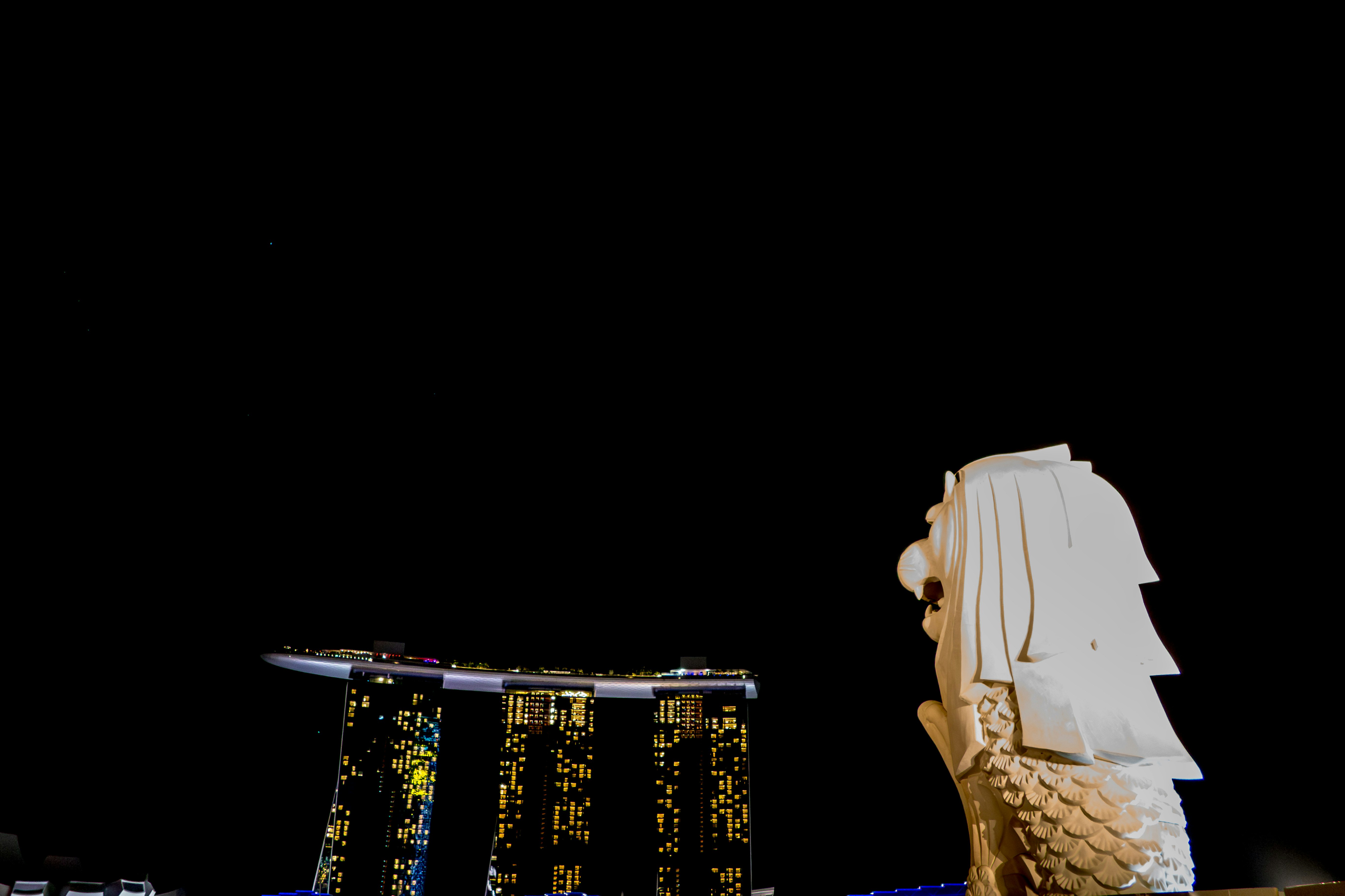 夜のシンガポールのマーライオンとマリーナベイサンズの夜景