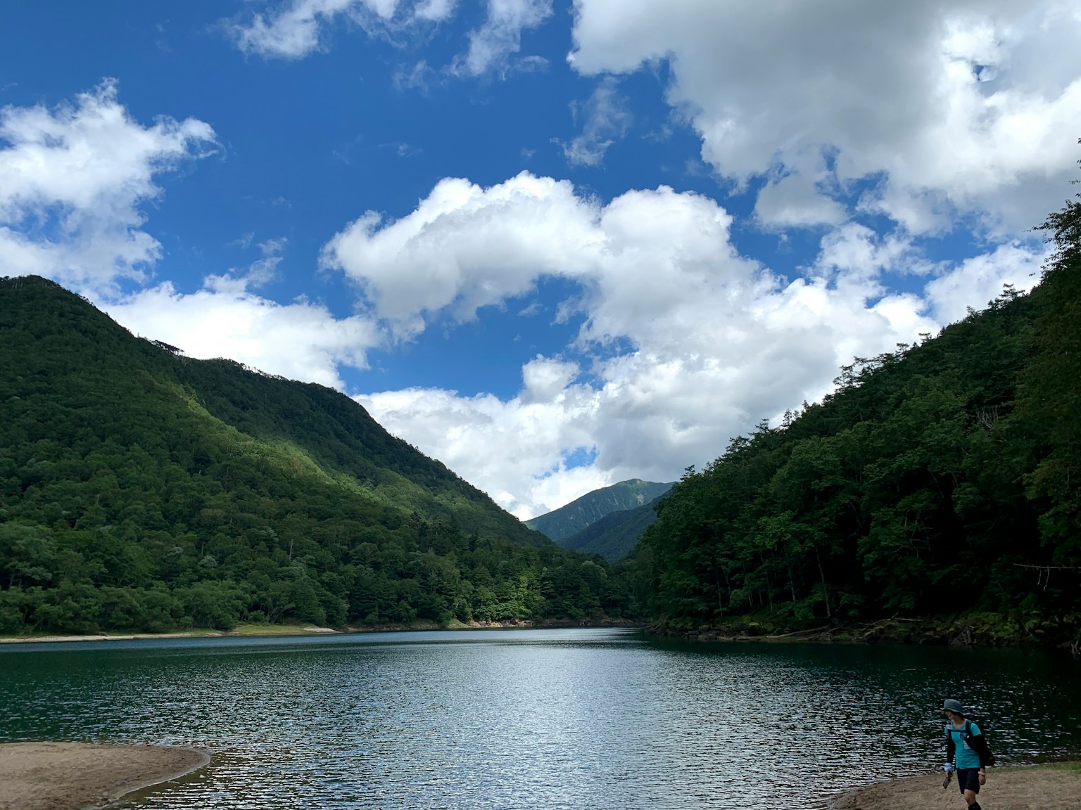 湖泊和山脉的美丽风景在蓝天和白云下