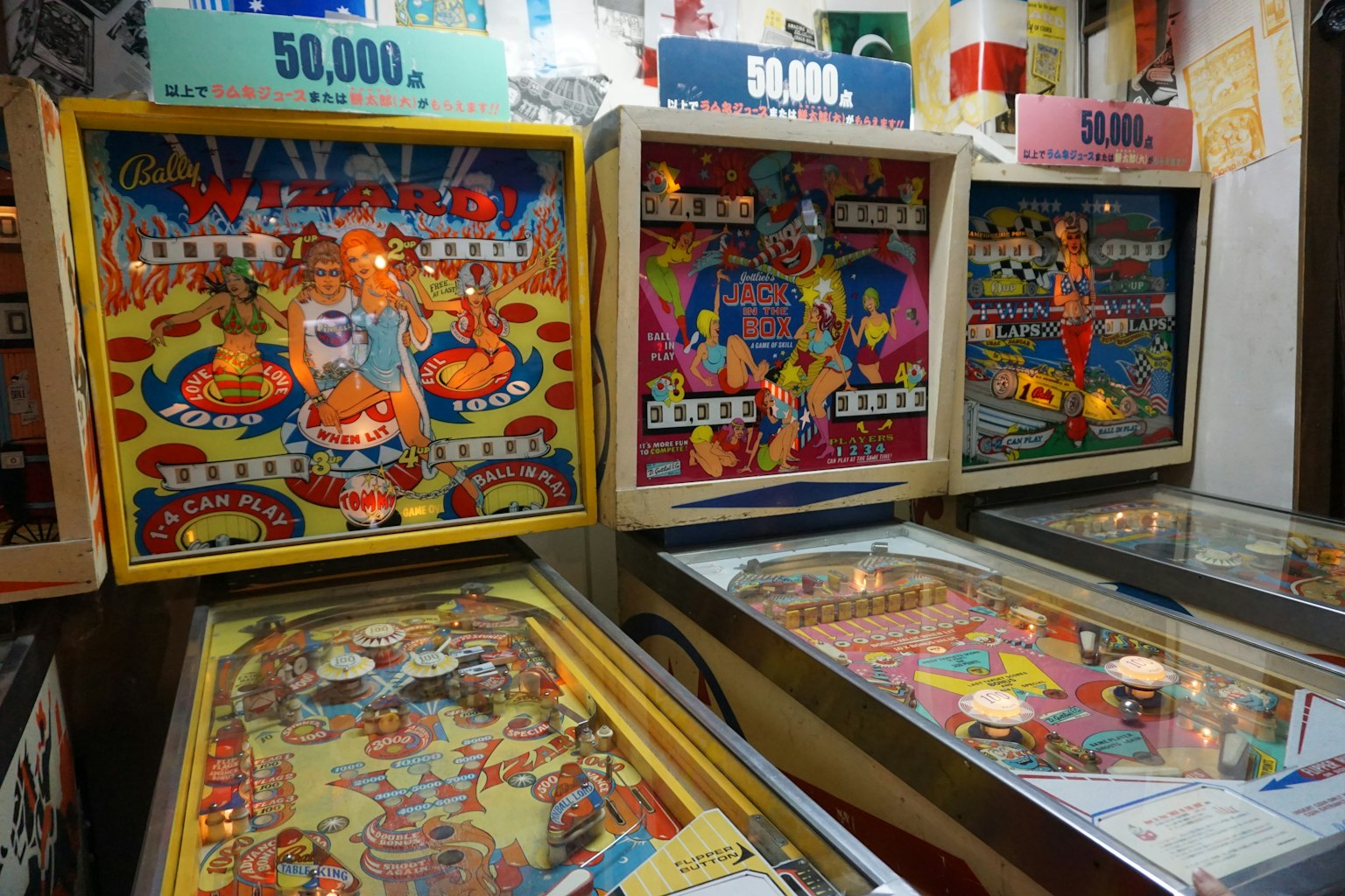 Một hàng máy pinball cổ điển trong bối cảnh arcade