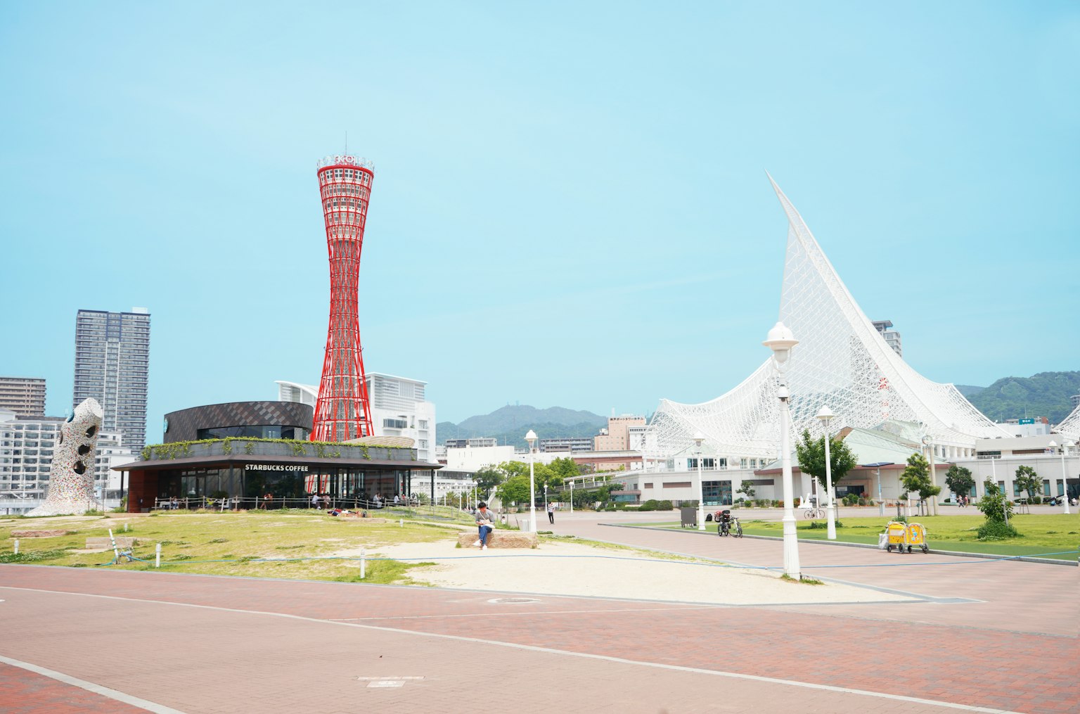 ทิวทัศน์ของหอคอยท่าเรือโกเบและพิพิธภัณฑ์ทางทะเลในเมืองโกเบ