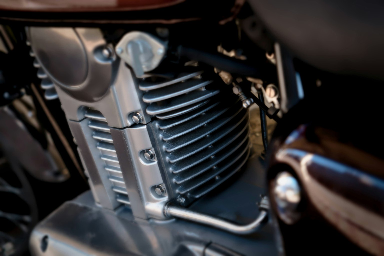 Image en gros plan d'un moteur de moto avec des ailettes en argent distinctives