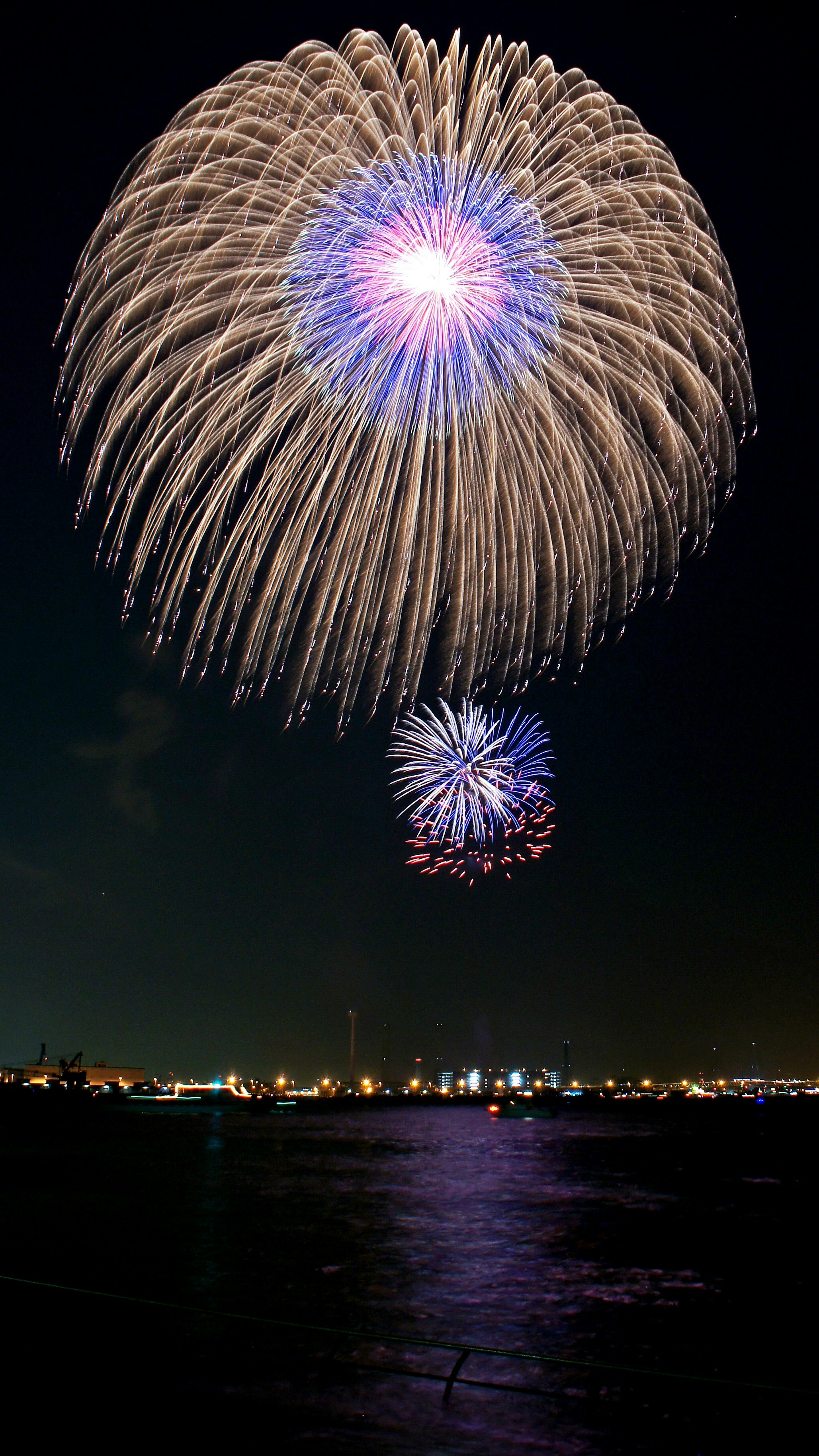 水面に映る花火と夜空の大輪