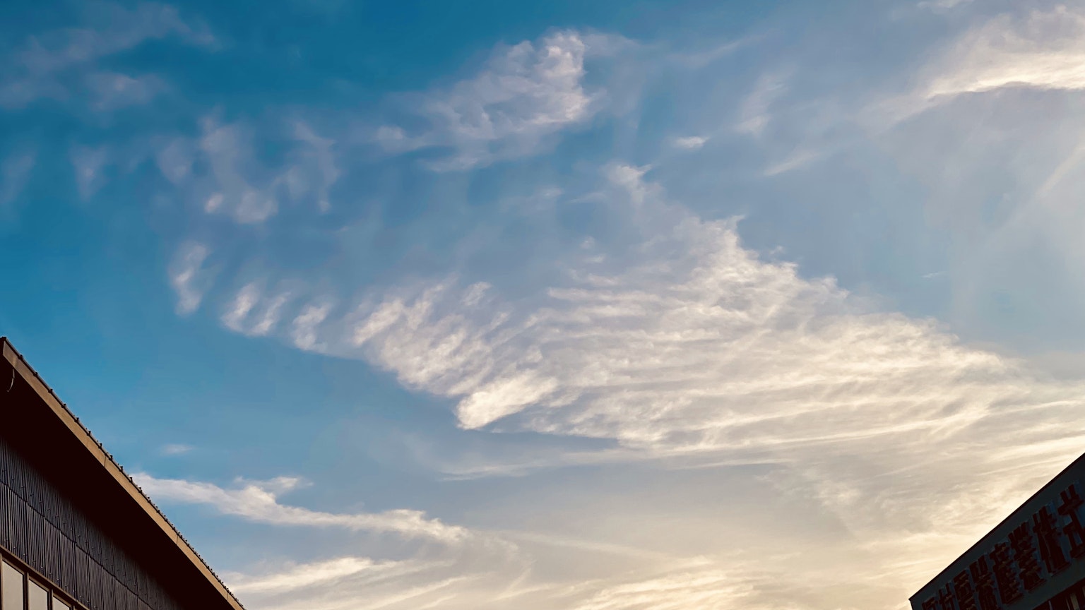 Un ciel bleu clair avec des nuages blancs épars