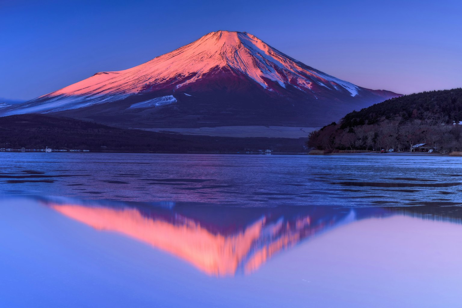 Cảnh đẹp tuyệt vời của núi Phú Sĩ vào lúc hoàng hôn phản chiếu trên hồ yên tĩnh
