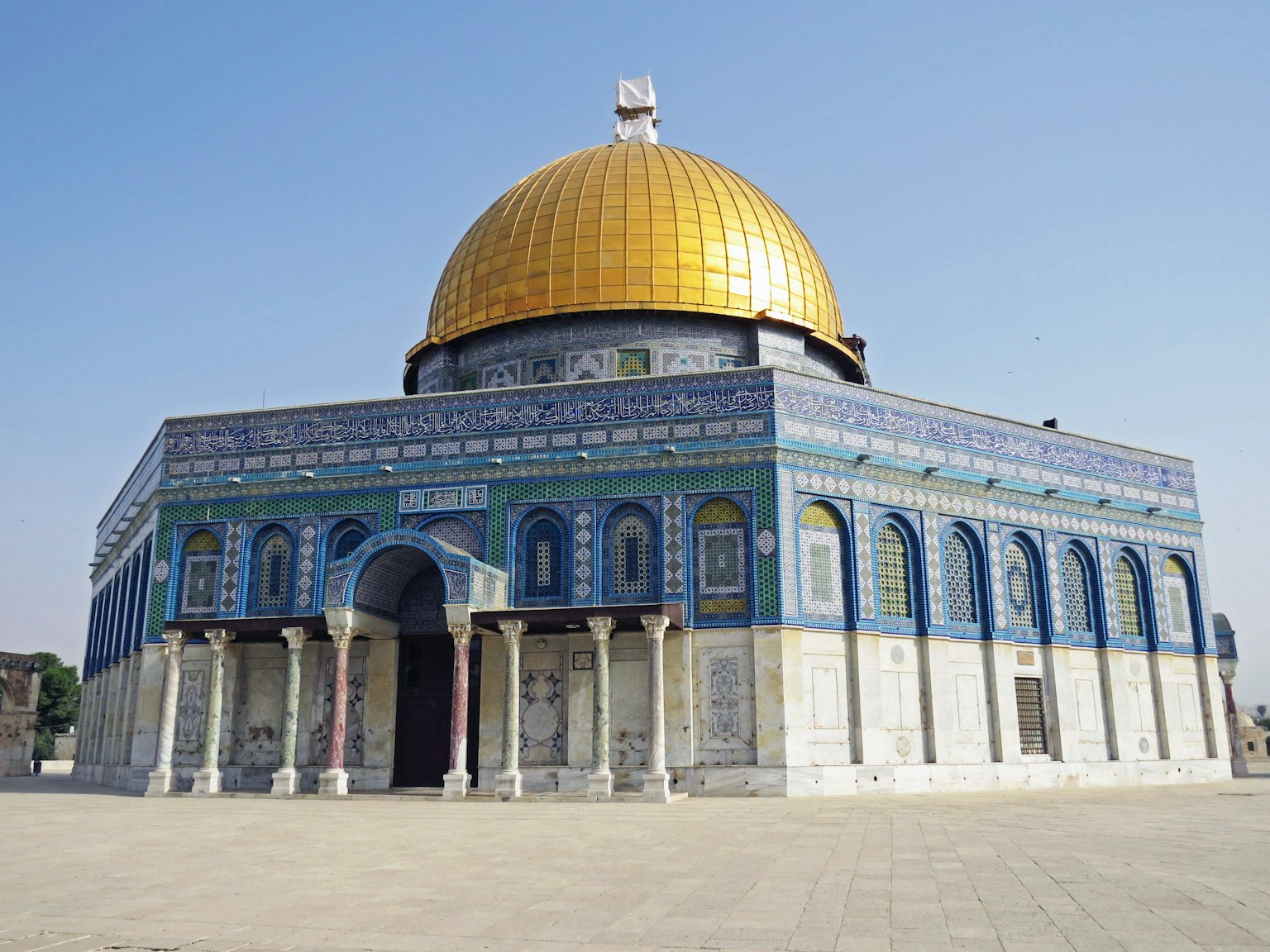 Pemandangan luar Masjid Al-Aqsa dengan kubah emas