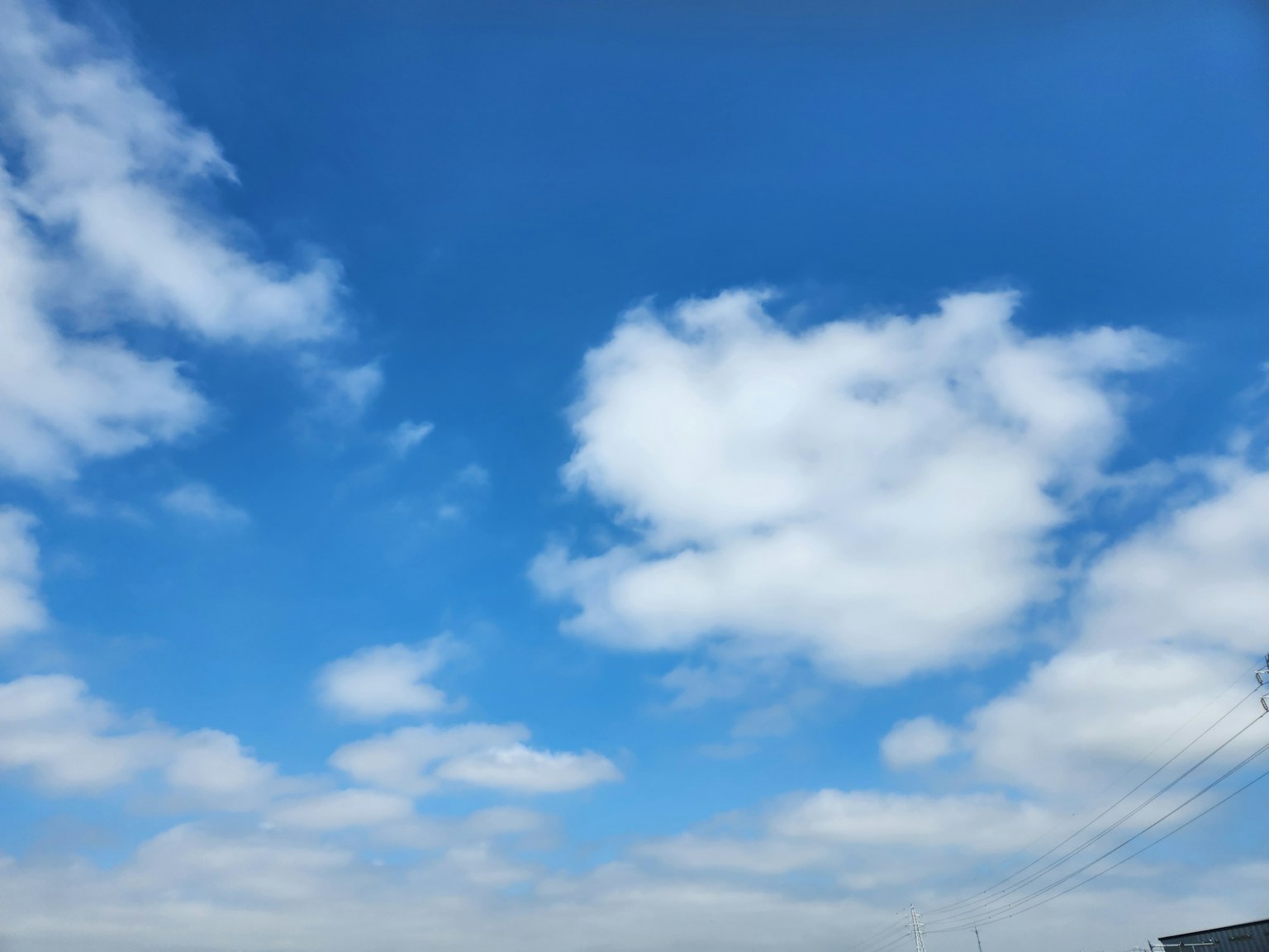 Un paysage avec un ciel bleu et des nuages blancs