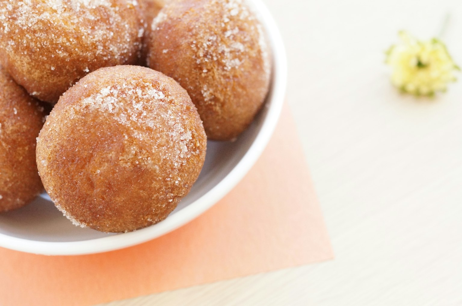 Süße Donutbälle in einer weißen Schüssel serviert