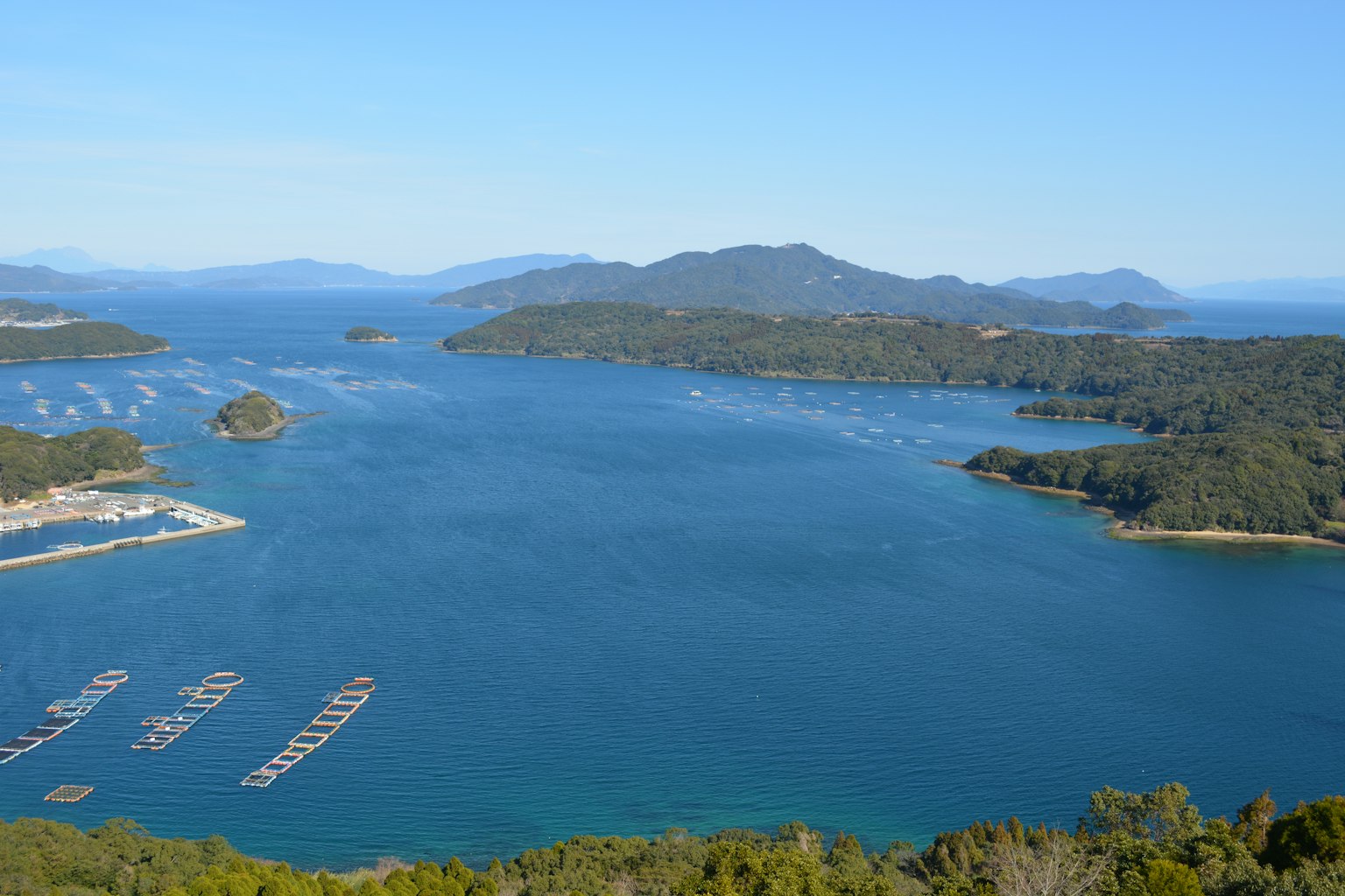 Una vista panoramica di belle acque blu e isole