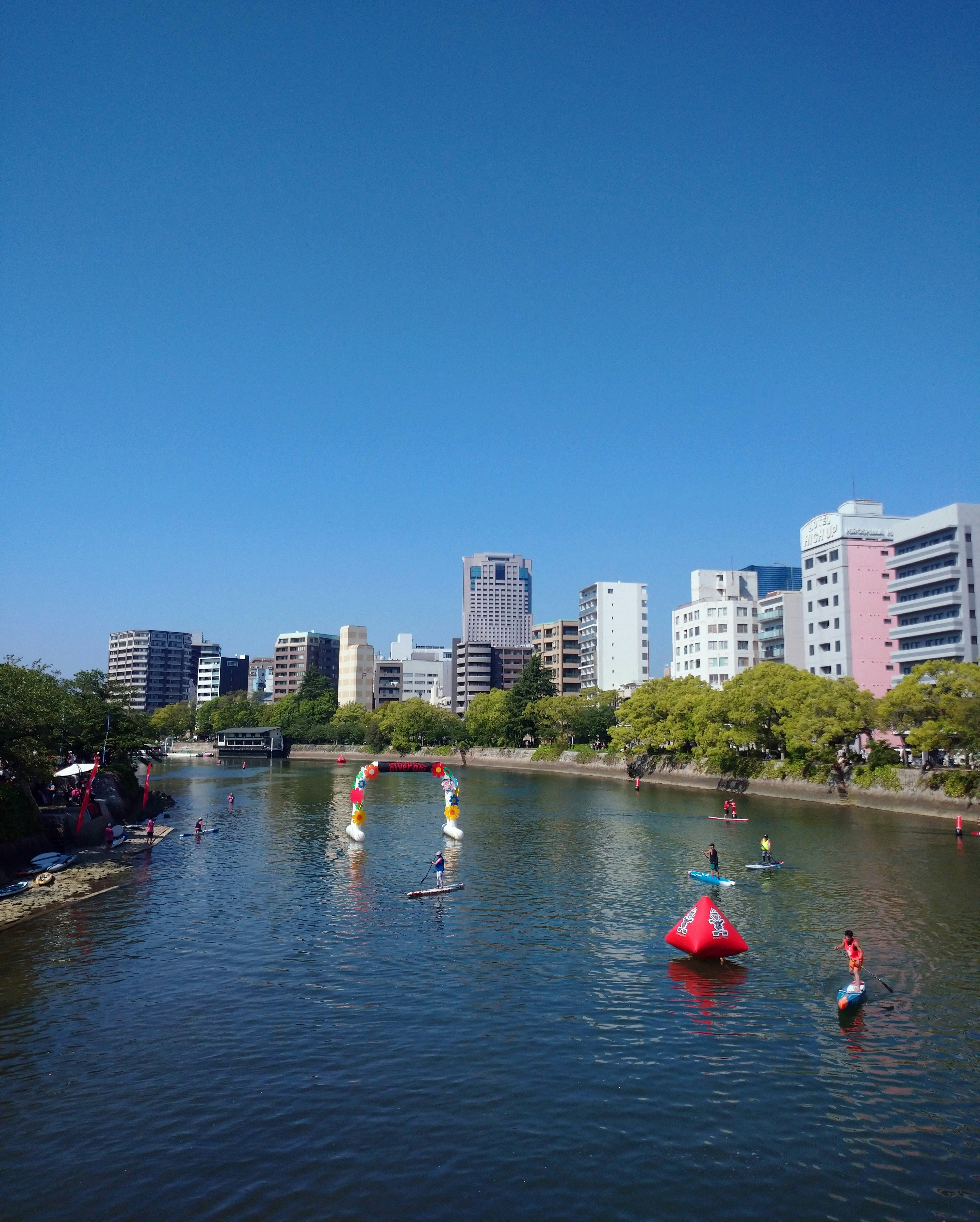 川沿いのカヤック体験と青空のイベント風景