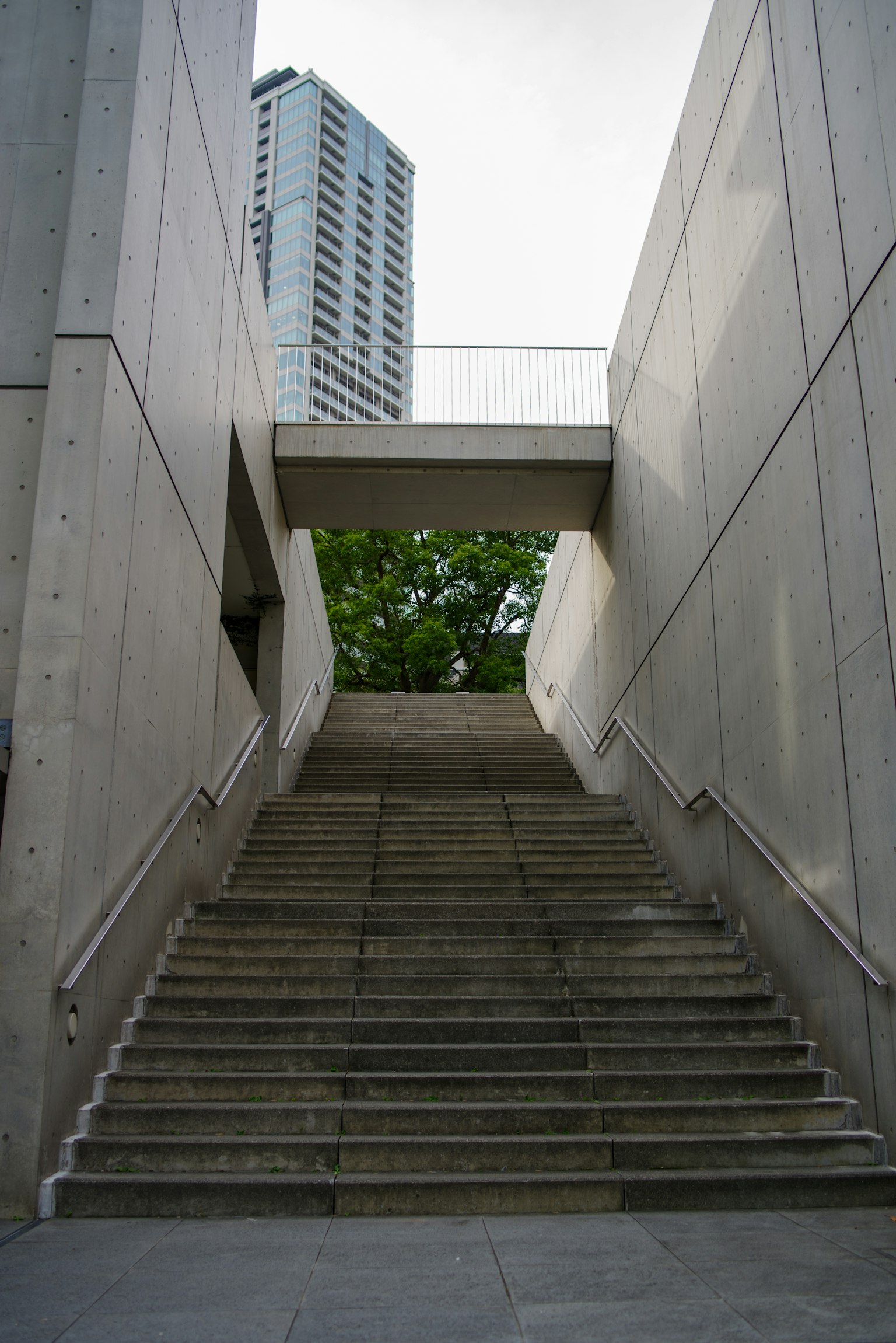 Moderne architektonische Szene mit Betonstufen, die nach oben führen