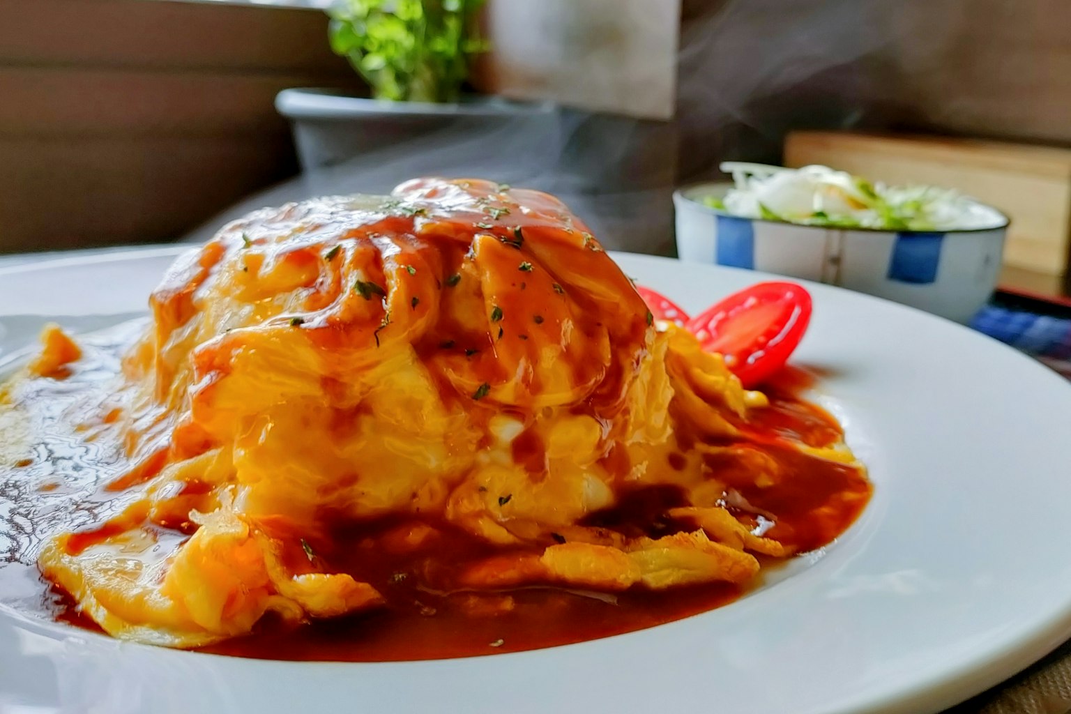 Leckeres Omurice mit Sauce und dampfend heiß