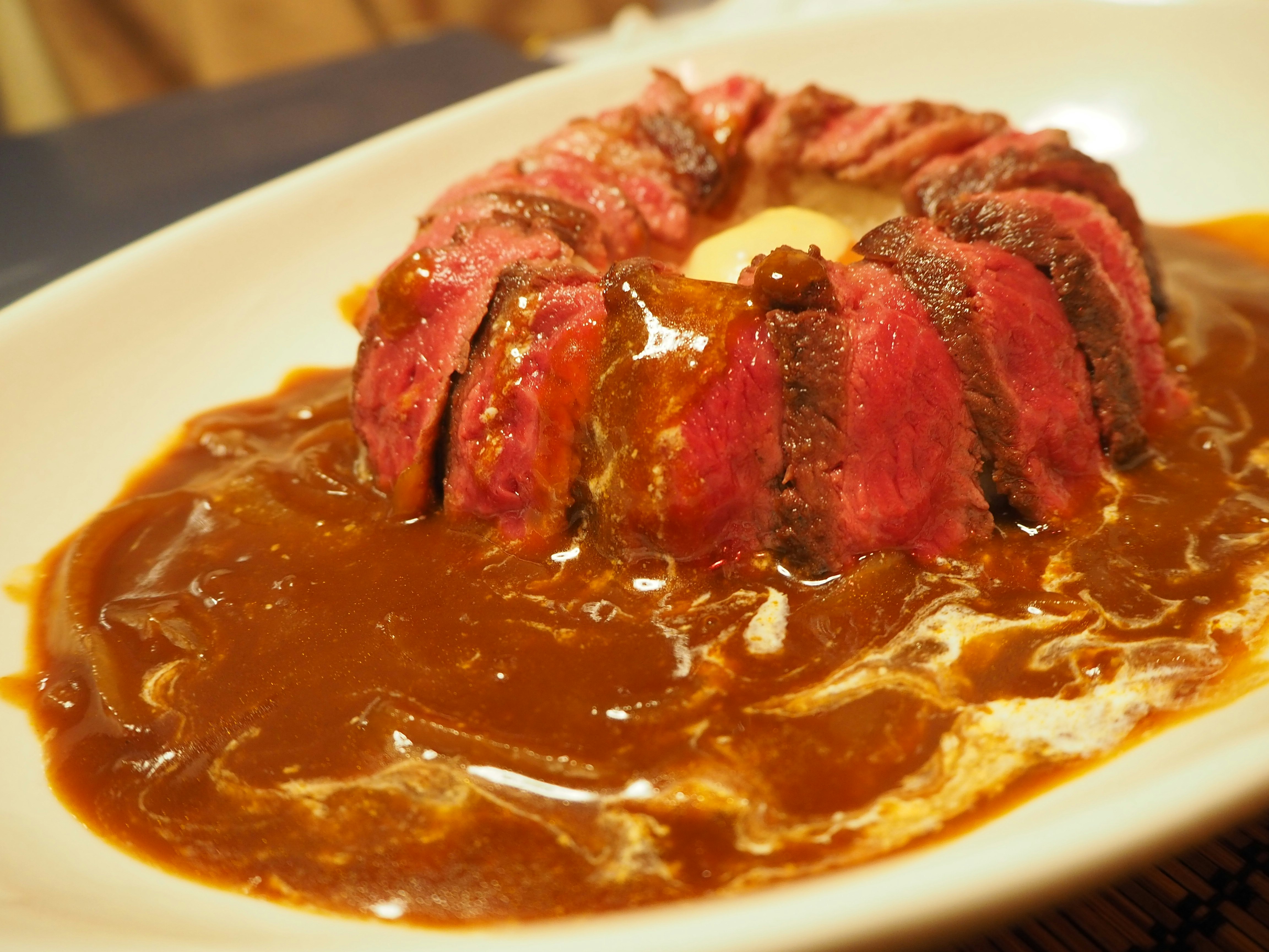 カレーソースをかけたハンバーグのプレート