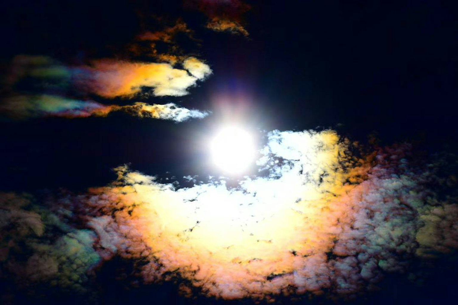 一个超现实的天空，太阳被五彩斑斓的云彩包围