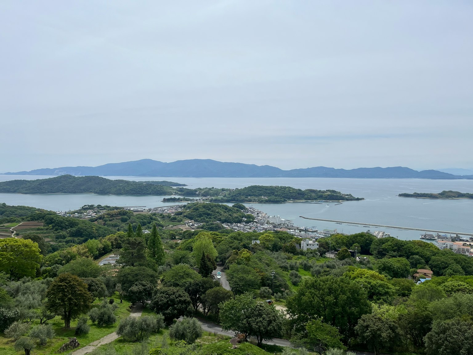 Schöne Landschaft von Meer und Inseln üppiges Grün und ruhiges Wasser