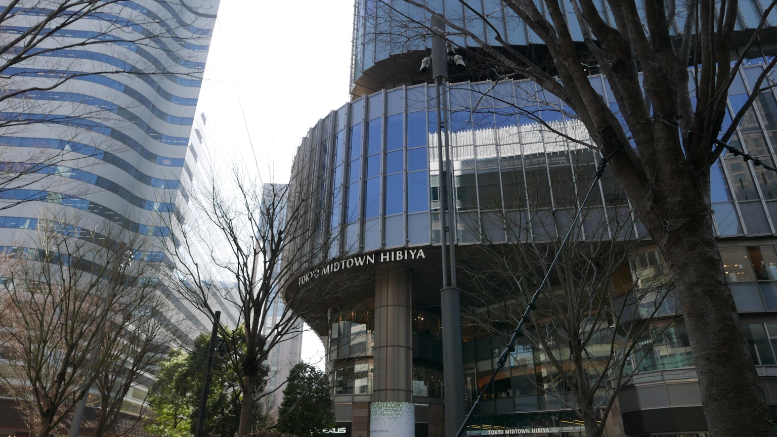 Arquitectura moderna de rascacielos con árboles circundantes en un paisaje urbano
