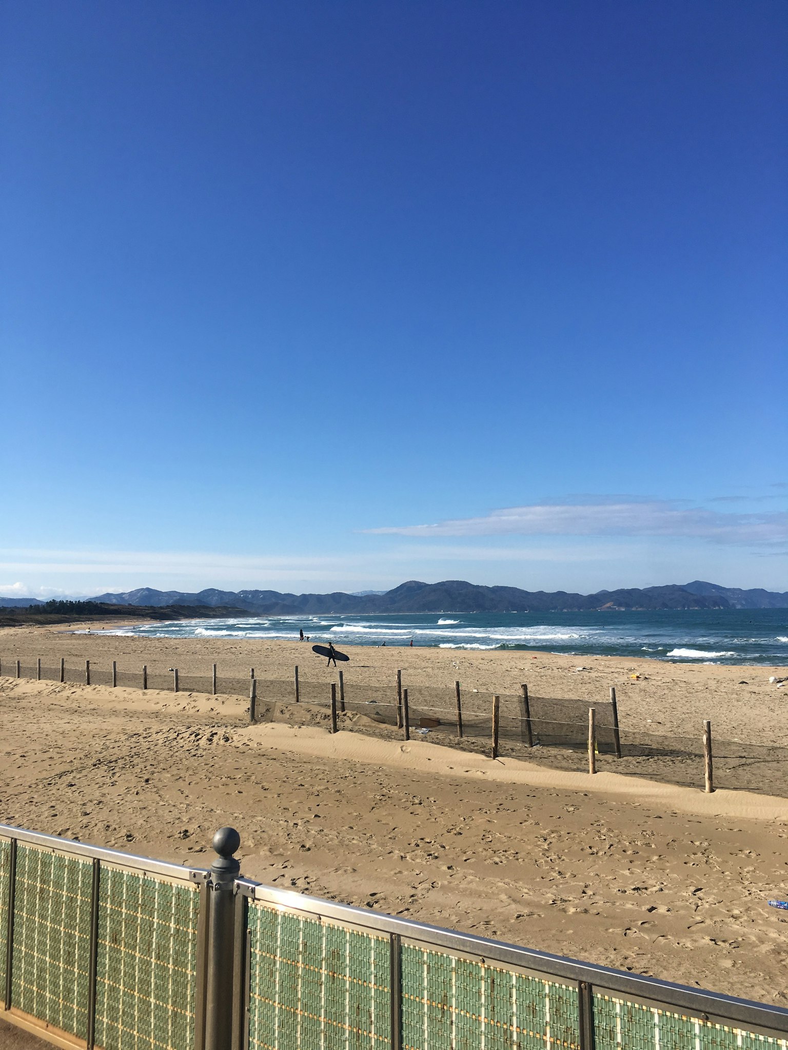 ทิวทัศน์ชายหาดที่สวยงามพร้อมท้องฟ้าสีฟ้าและคลื่นอ่อน