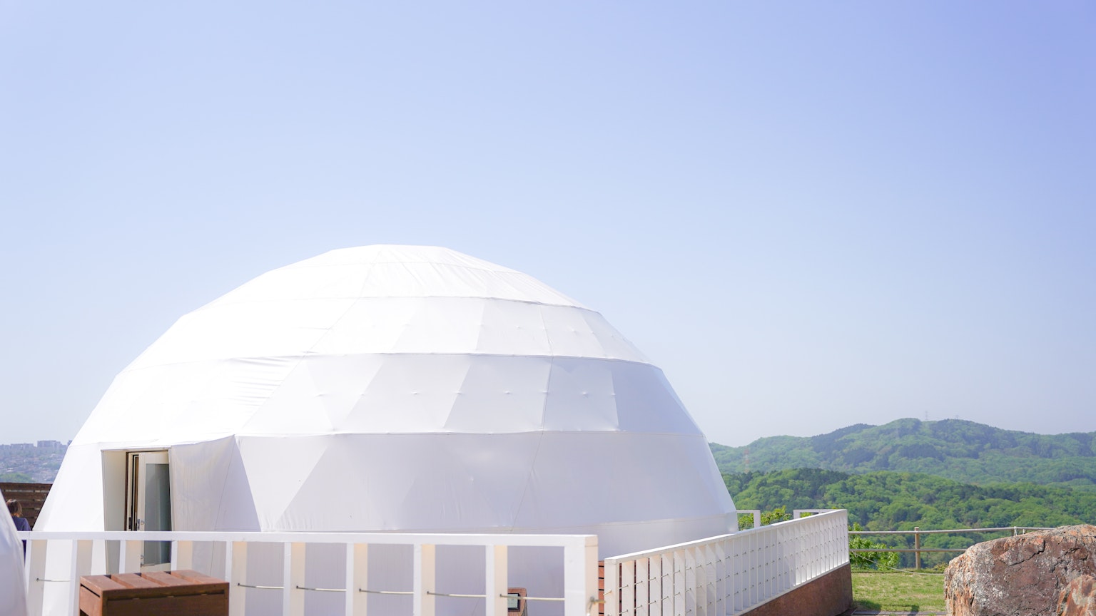 อาคารทรงโดมสีขาวกับท้องฟ้าสีฟ้าใส