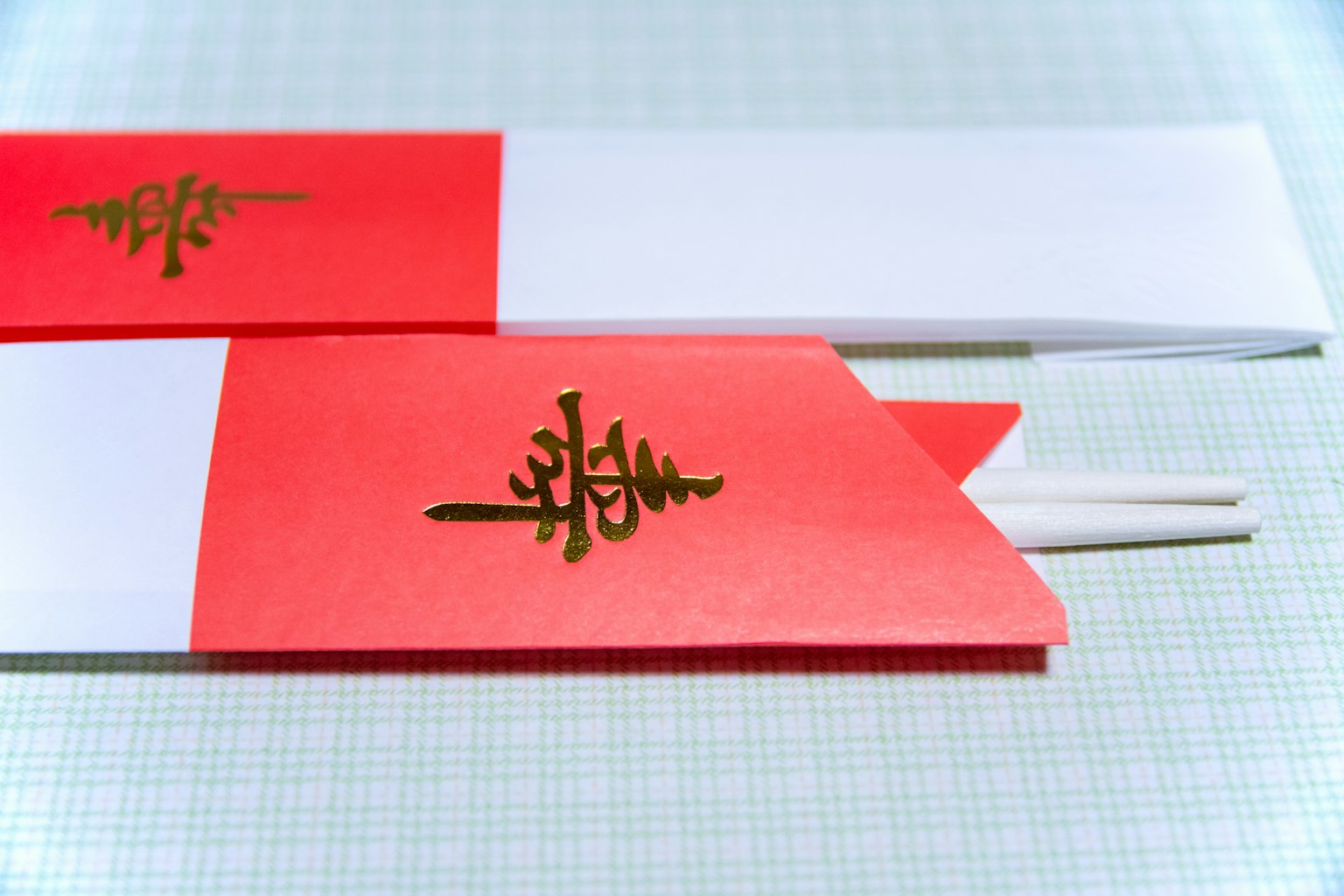Porte-bâtonnets rouge et blanc avec un motif doré