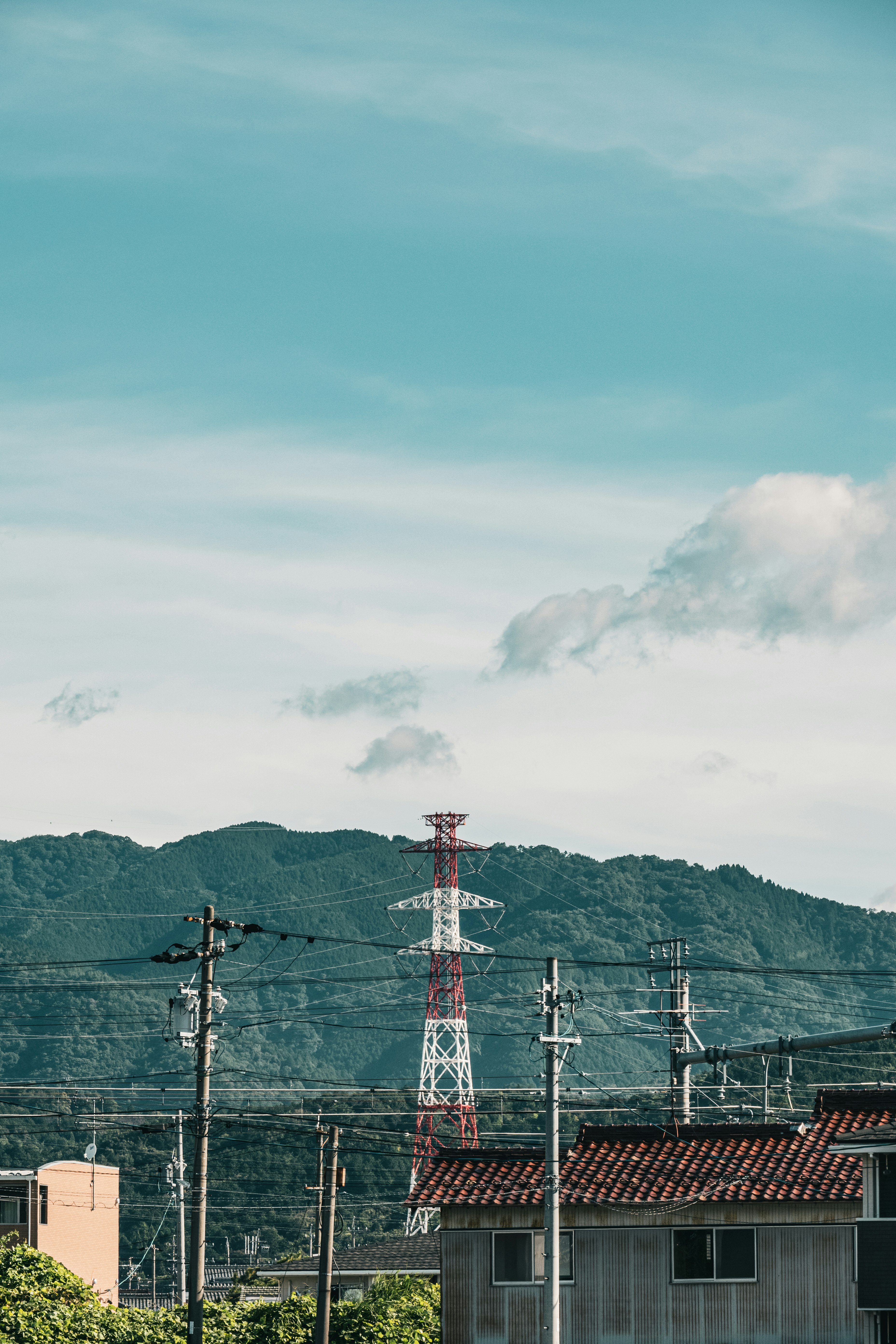 Vista escénica de montañas y una torre de comunicación bajo un cielo azul