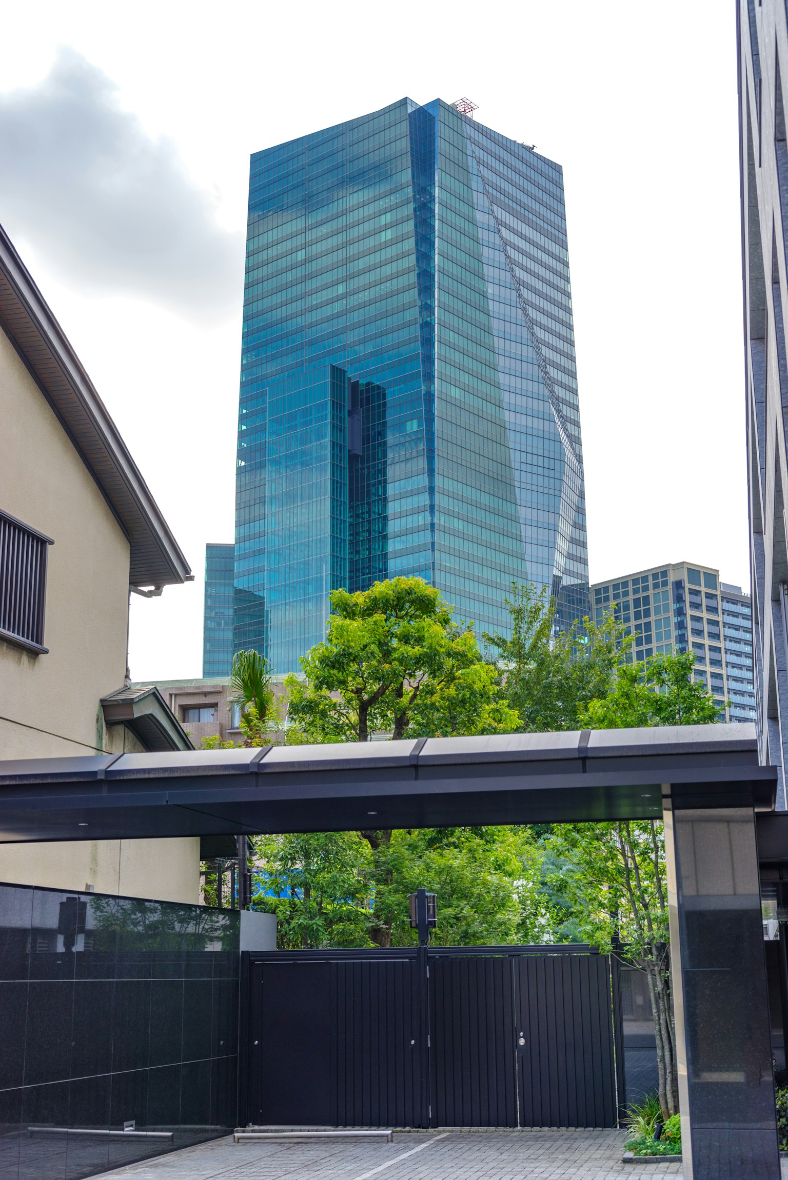 城市風景，特色高層玻璃建築和綠色樹木