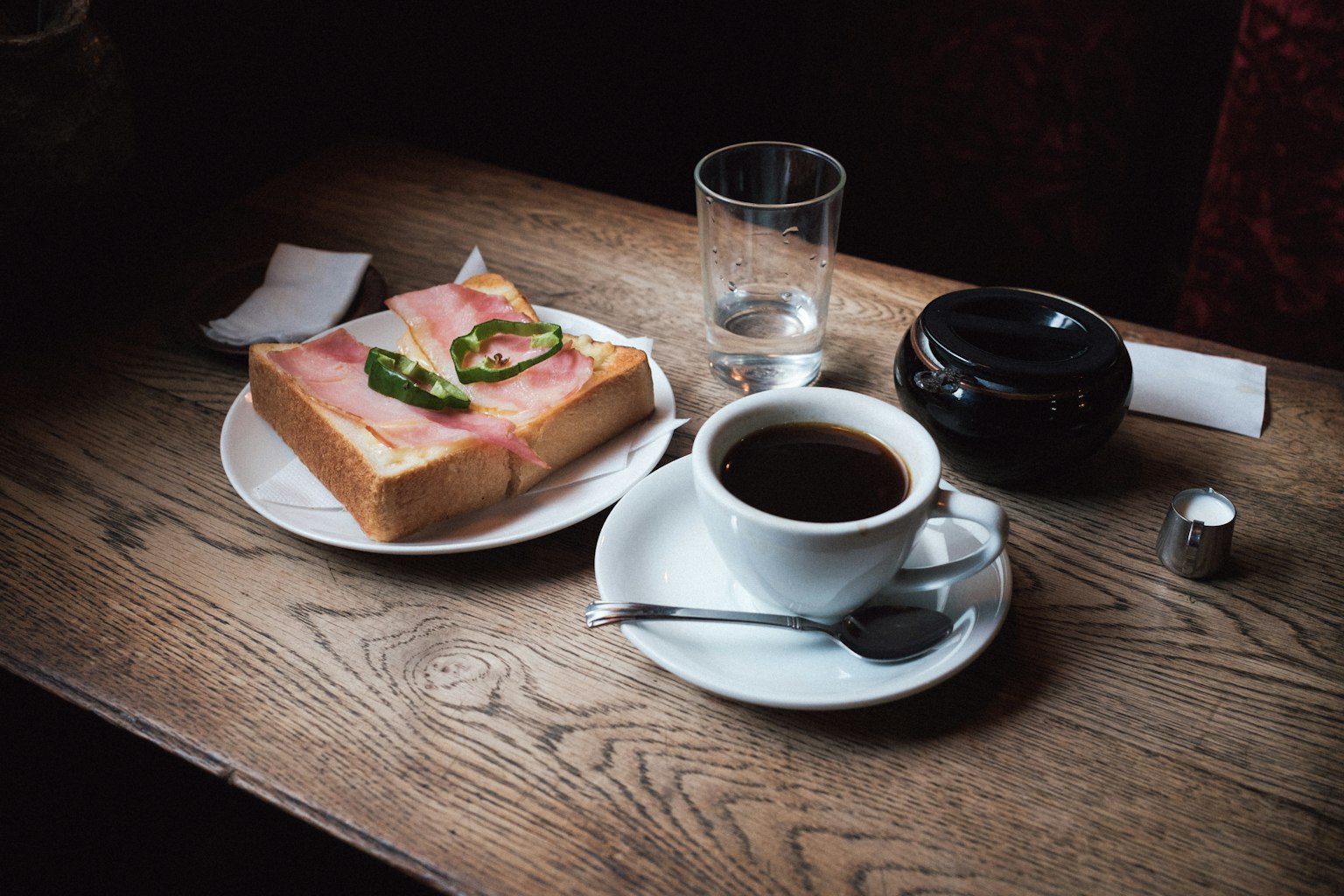 Petit déjeuner de pain grillé et café sur une table en bois