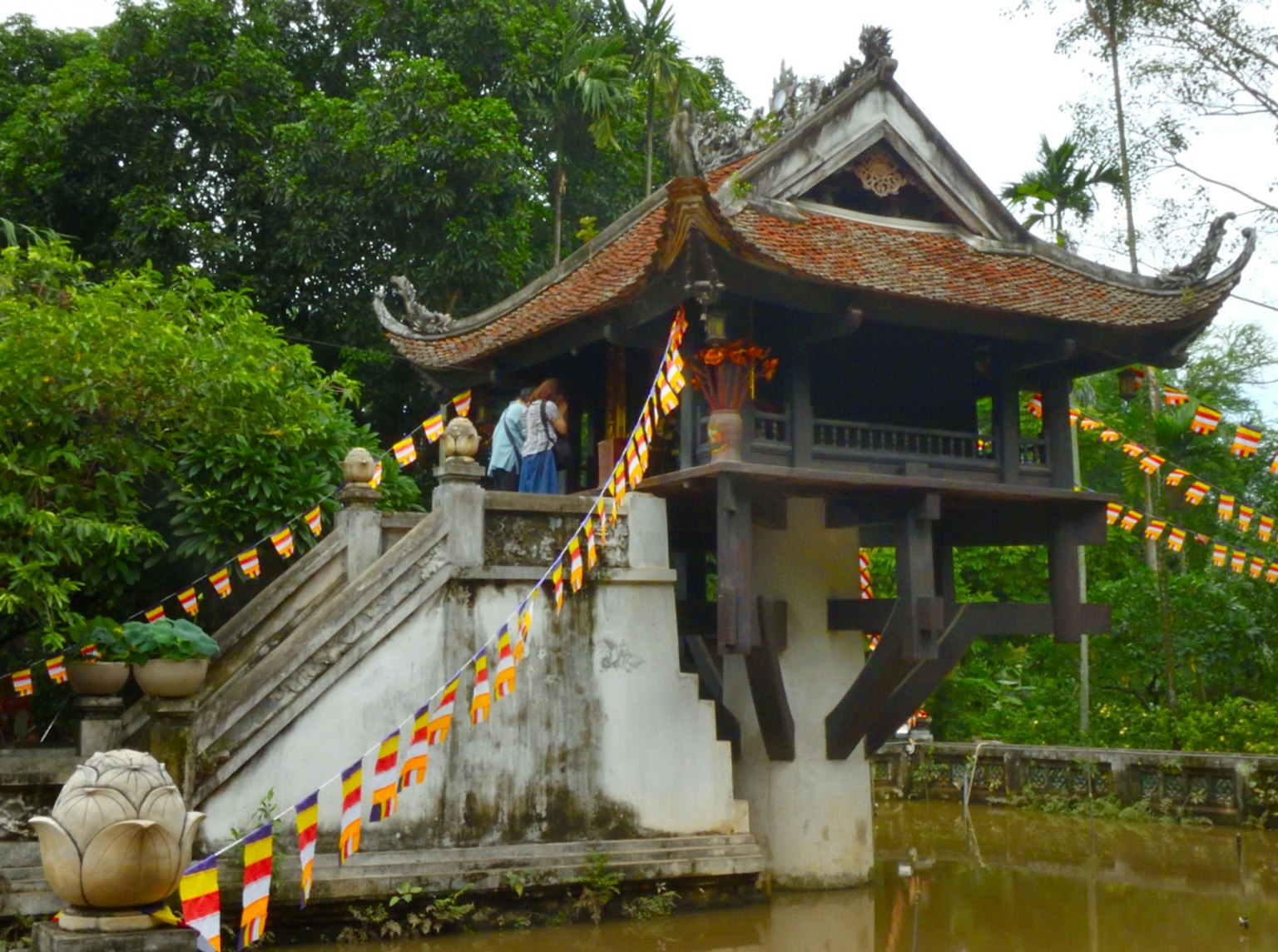 美丽的独柱寺景观，绿树成荫和装饰的桥