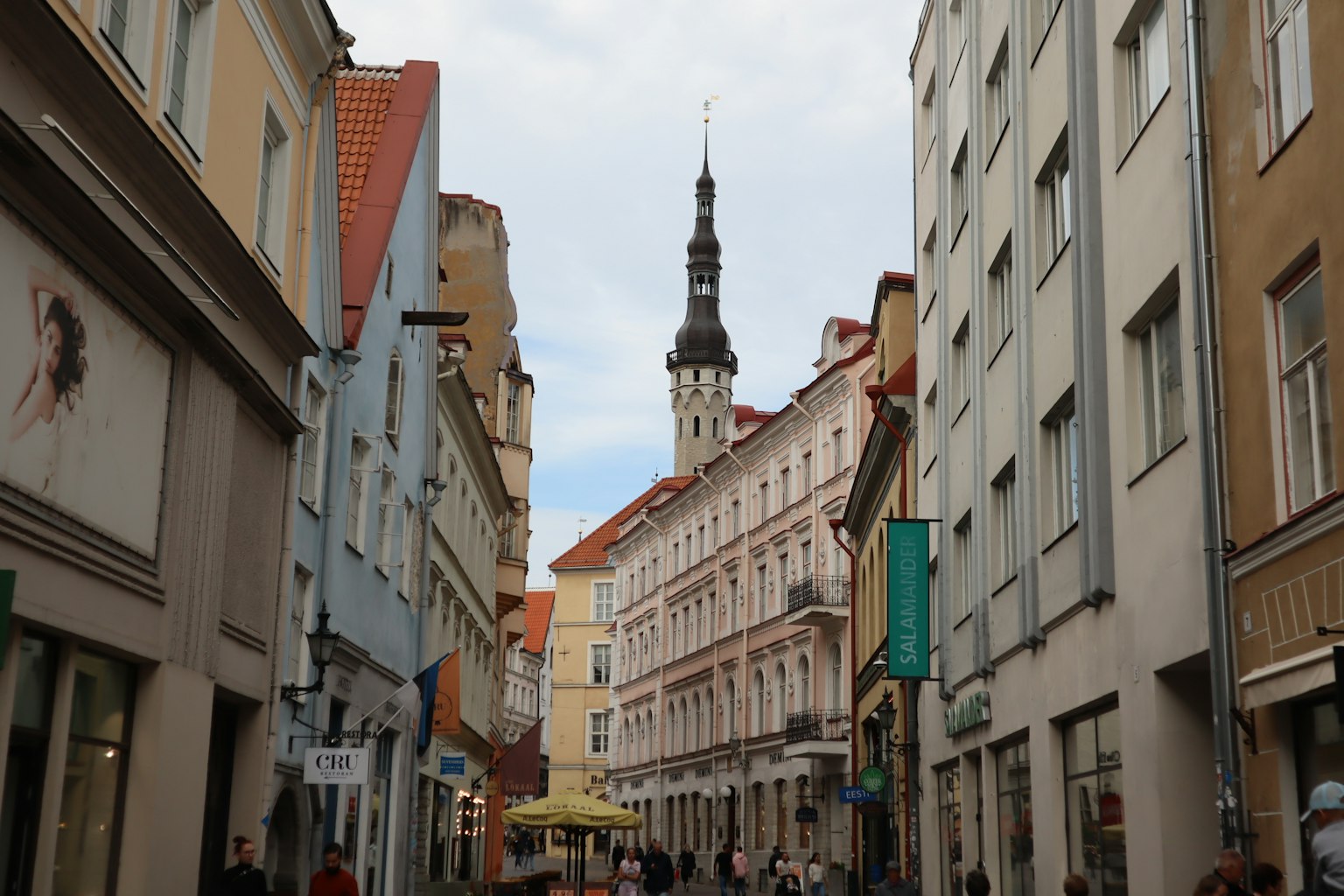 Vista de la calle en Tallin con edificios antiguos y una torre del reloj