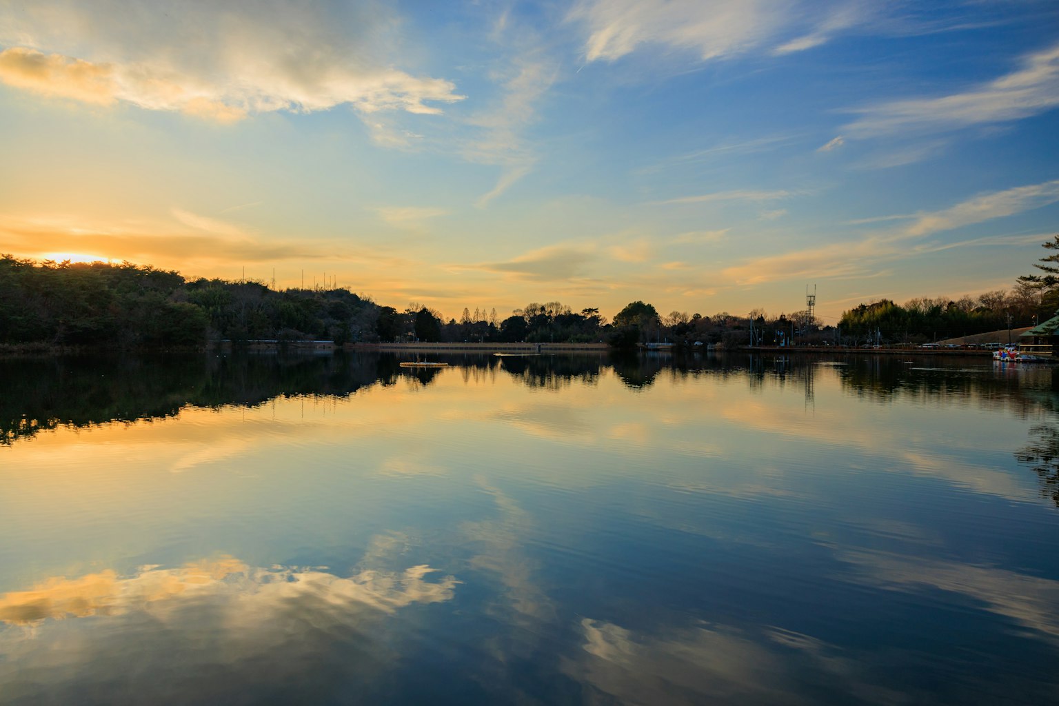 寧靜湖泊與美麗夕陽倒影的風景