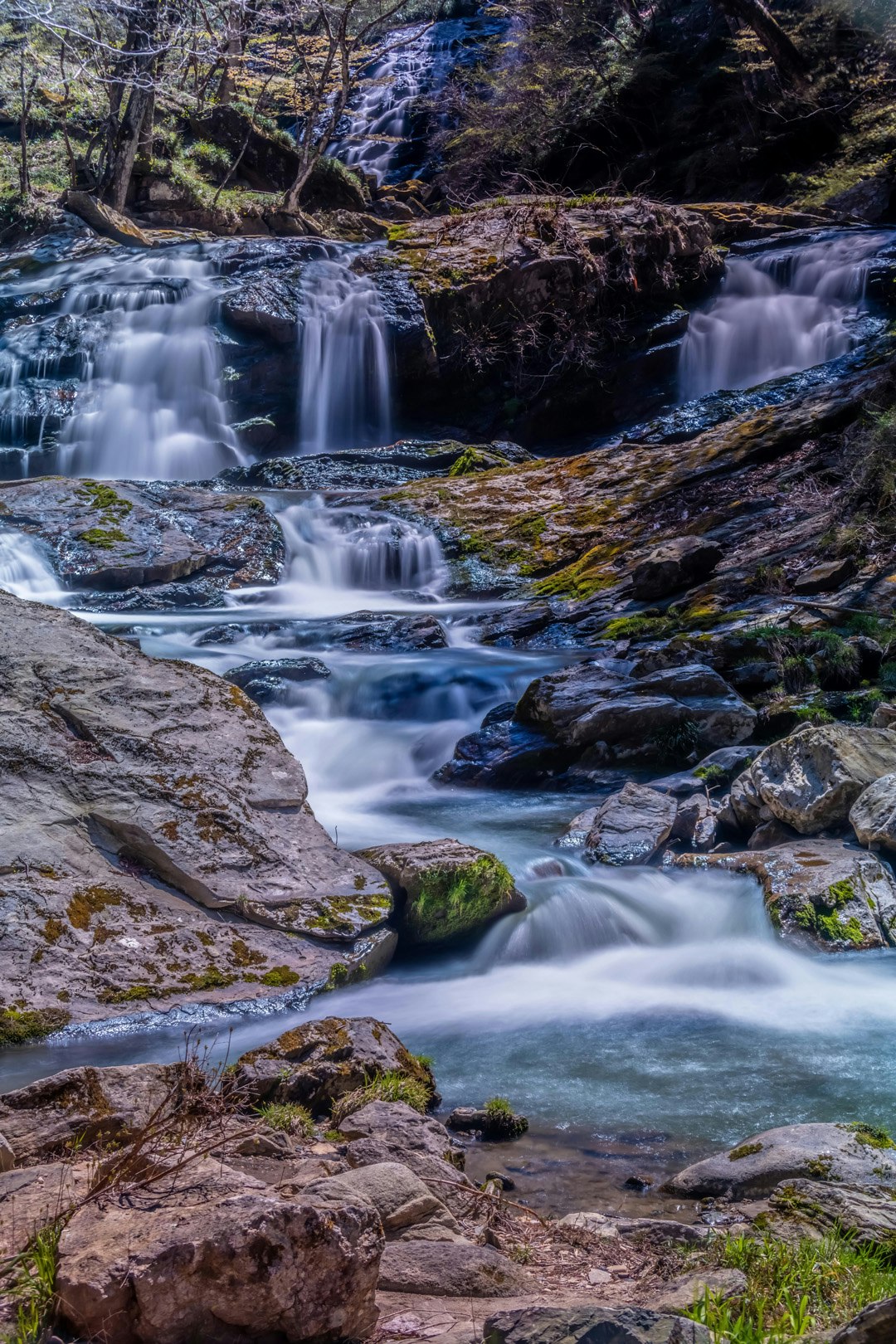une série de petites cascades qui s’écoulent sur les rochers