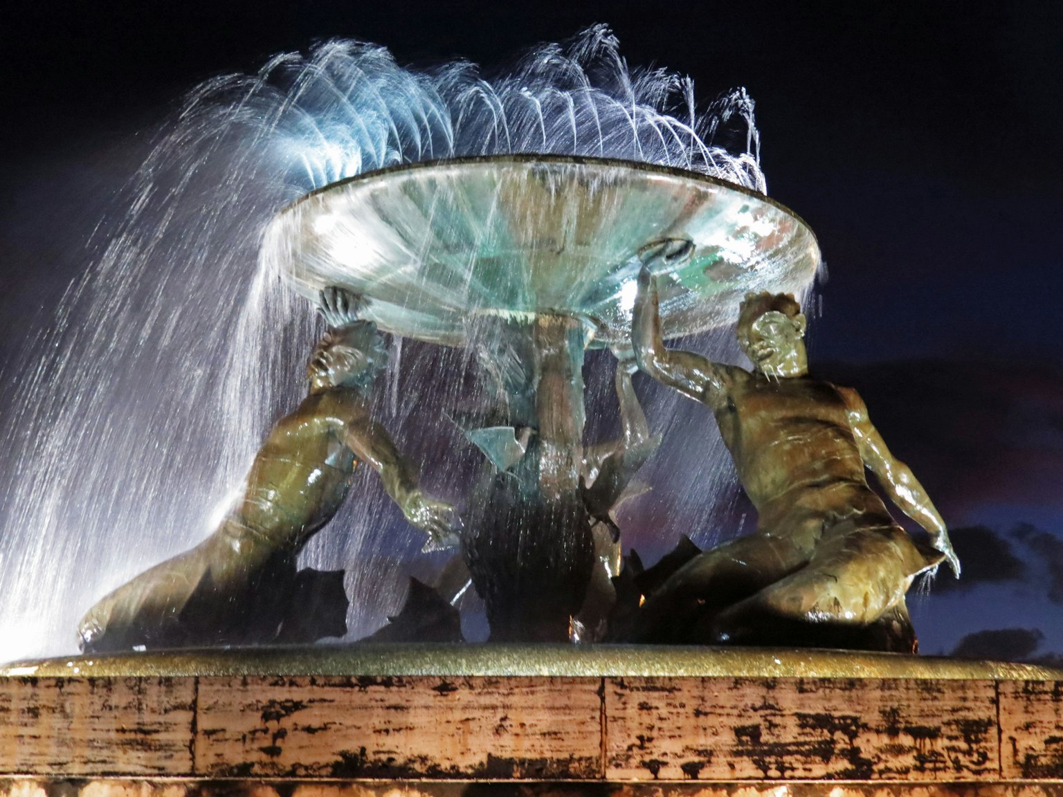 Magnifique fontaine avec eau qui coule la nuit