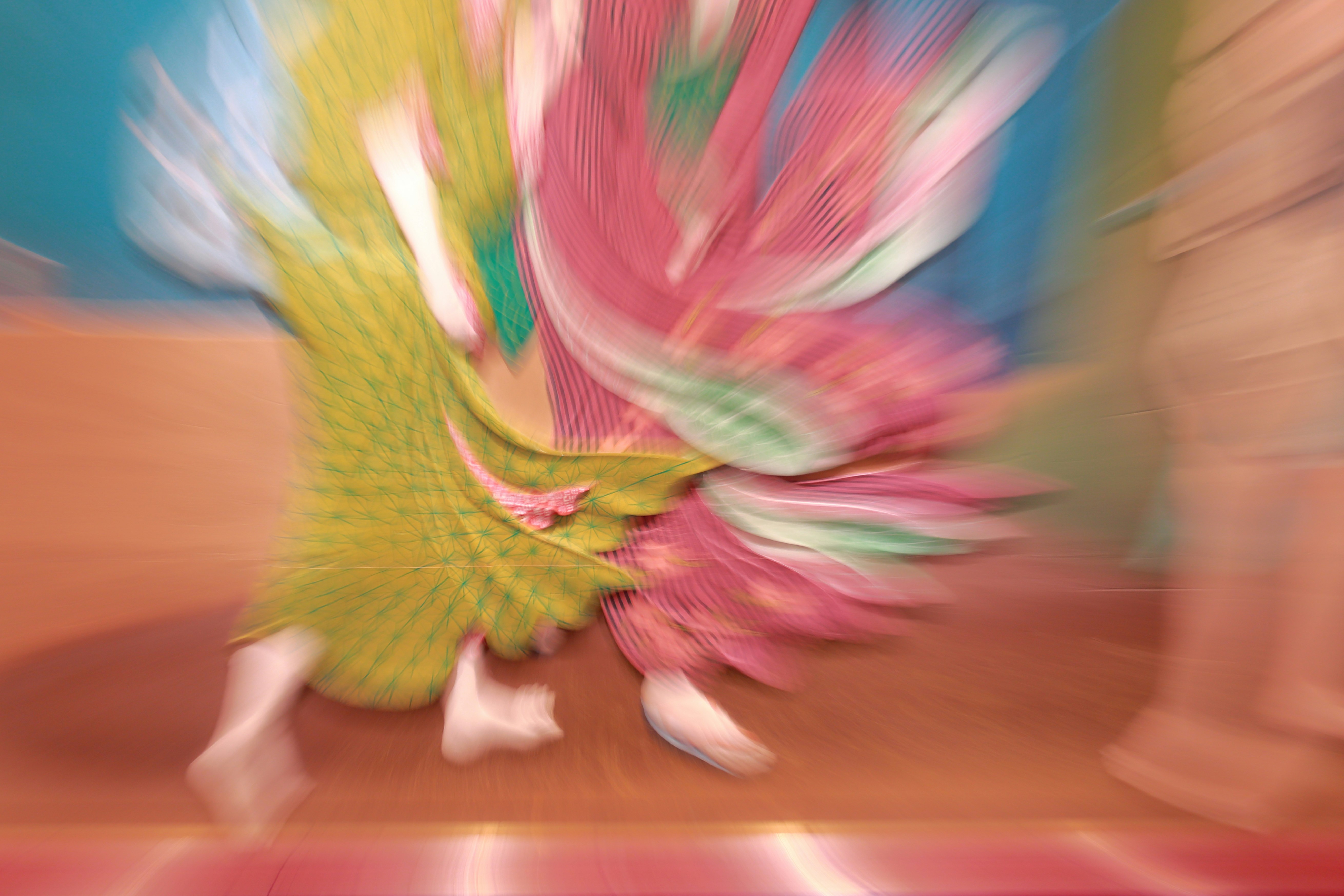 abstrakte Komposition mit farbenfrohen blütenartigen Motiven, die sich mit Bewegungsunschärfe ausbreiten