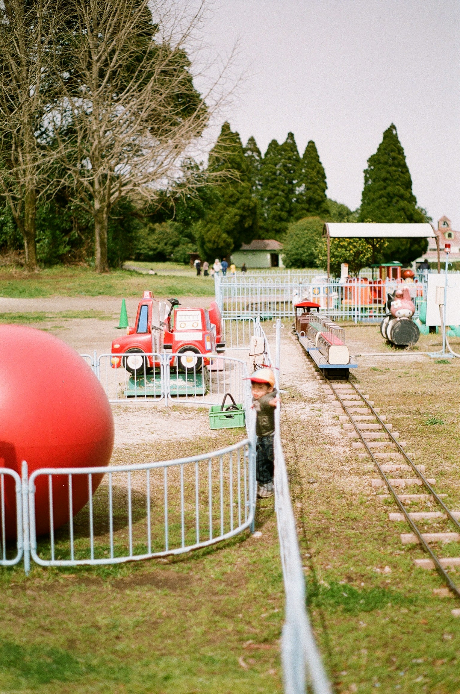 Cảnh sân chơi với quả bóng đỏ lớn và thiết bị chơi