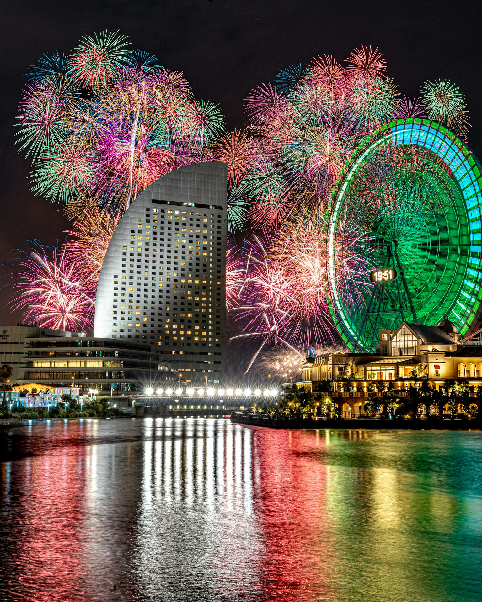 横滨夜景 烟花五光十色的大观览车和水面倒影