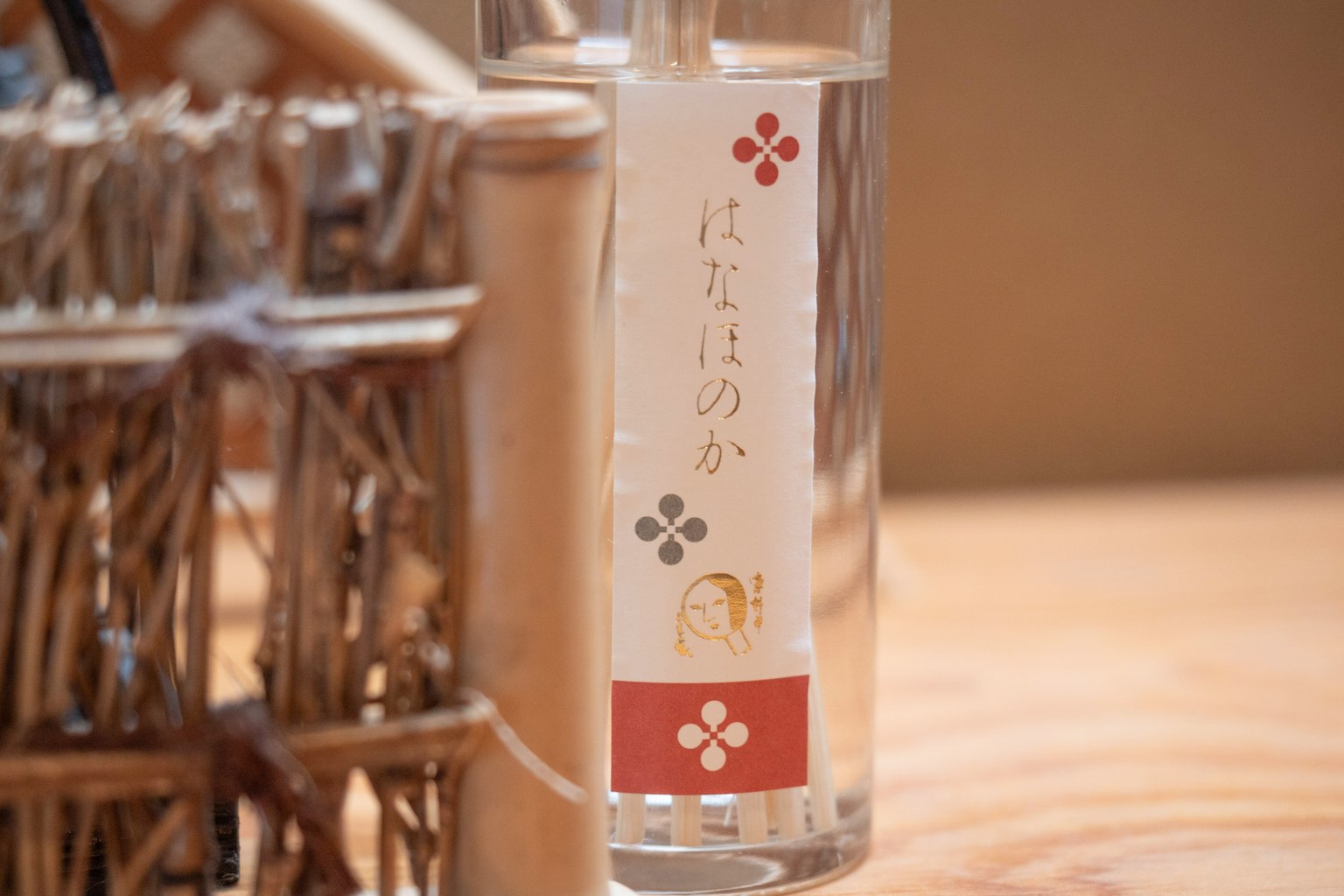 Bouteille claire de saké japonais avec une étiquette décorative