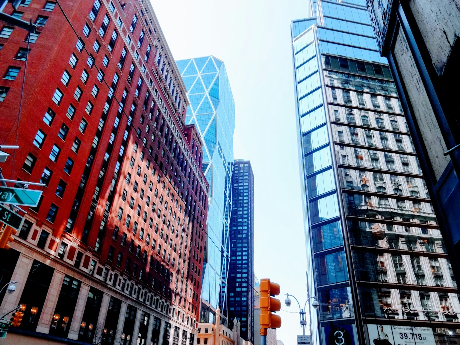 Paisaje urbano con rascacielos modernos y edificios históricos