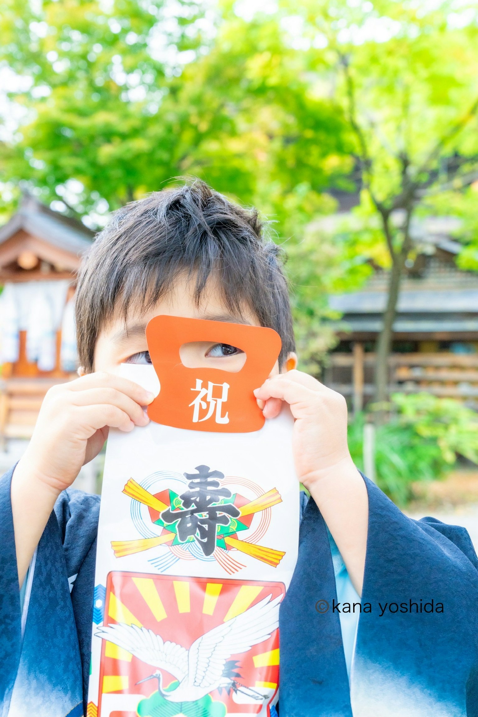 一个男孩在绿色背景下拿着庆祝护身符