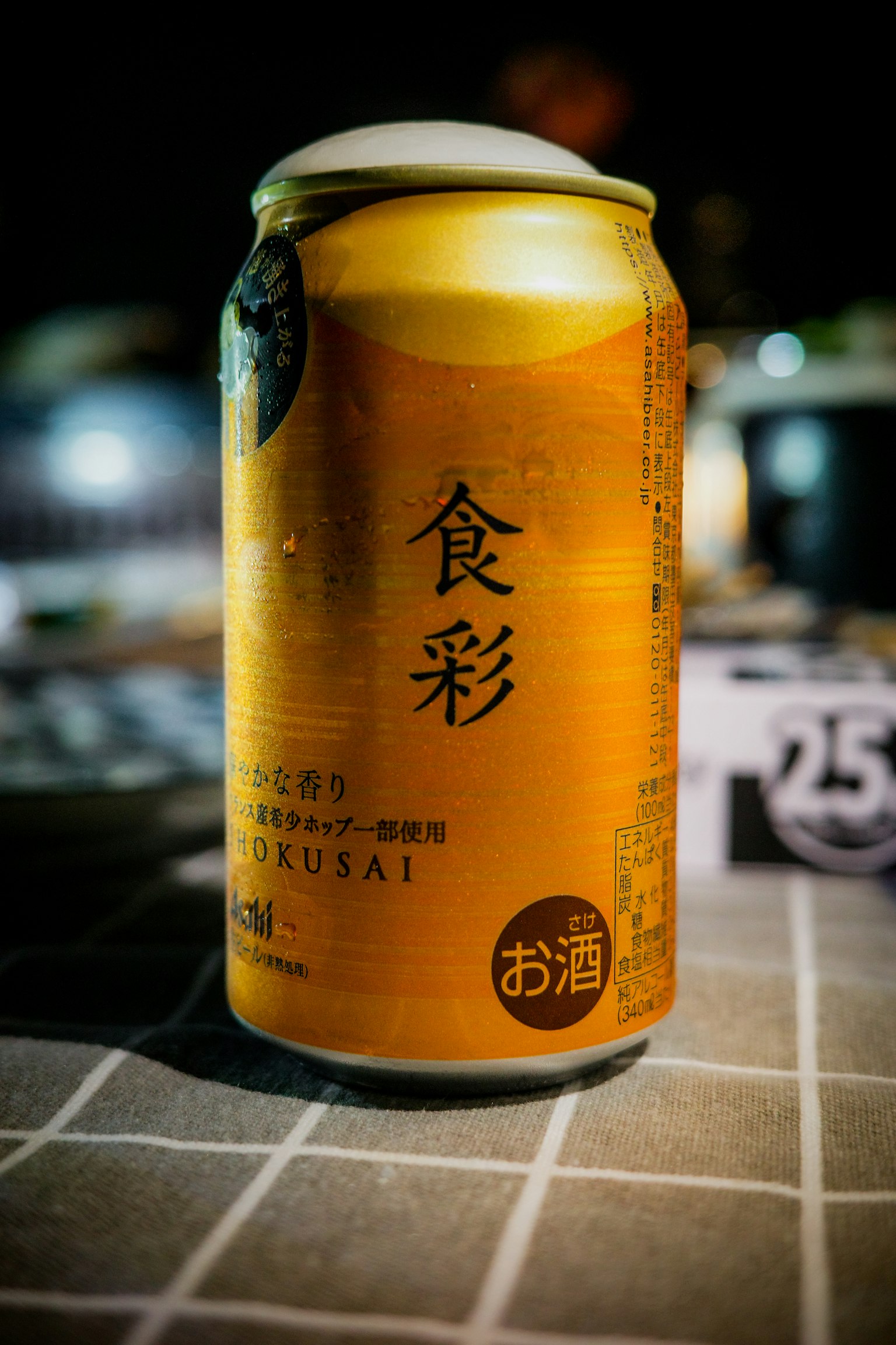 金色啤酒罐上有日本标签