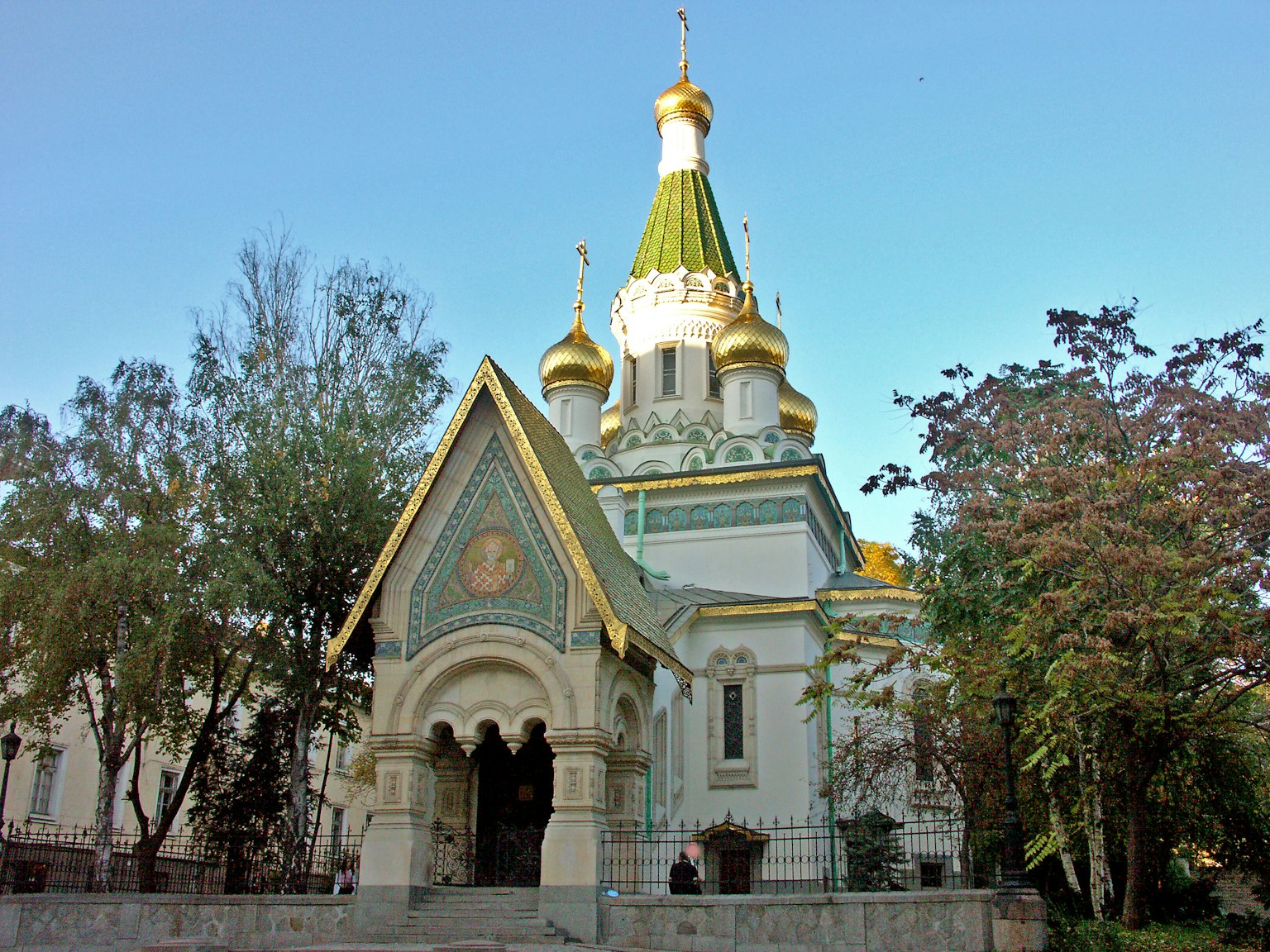 Arsitektur gereja yang indah dengan kubah emas