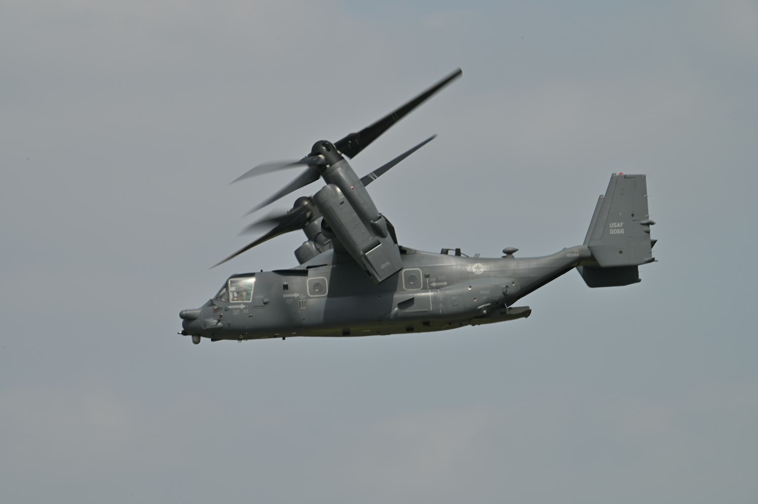 Graues Osprey-Flugzeug, das am Himmel fliegt