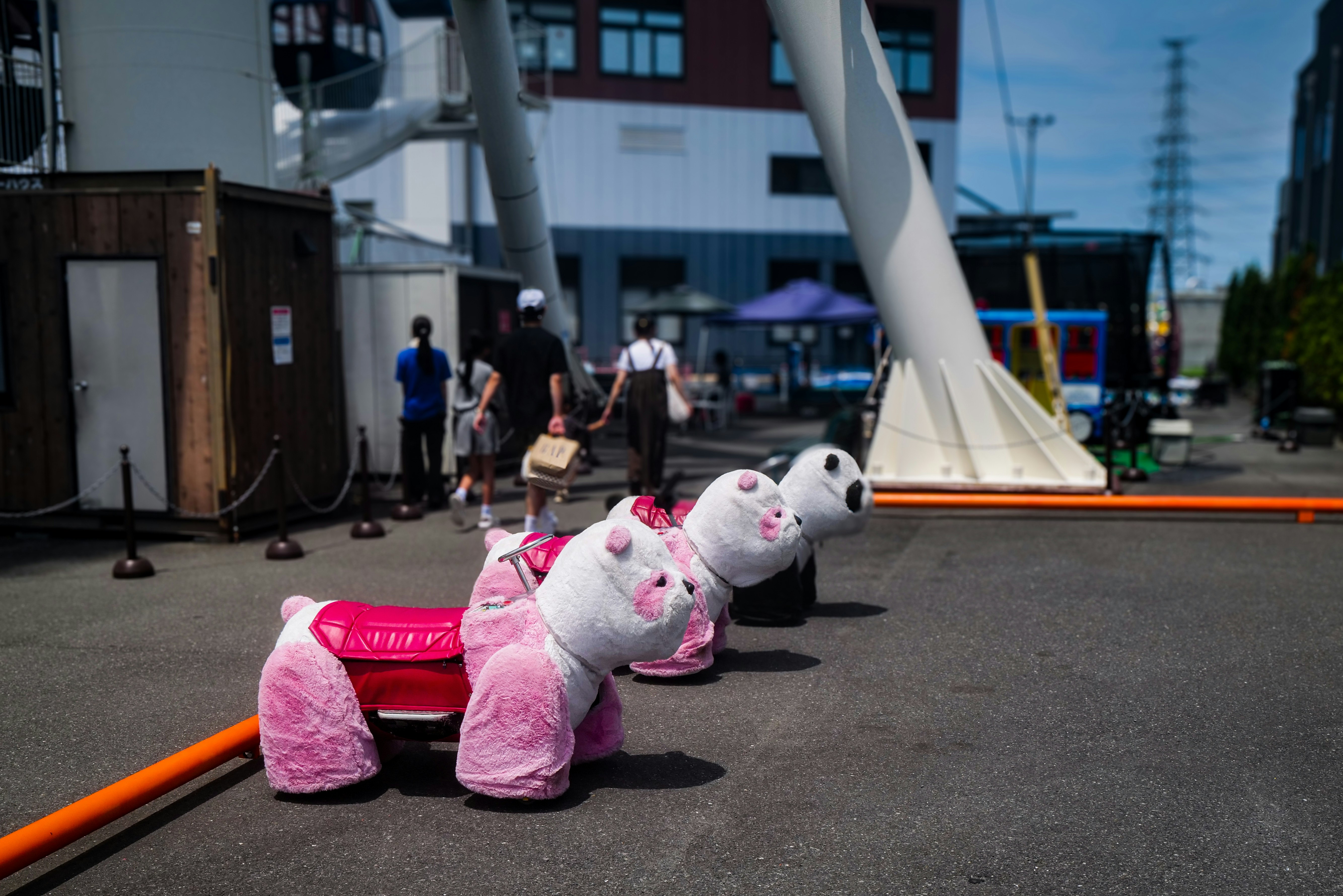 屋外の工事現場で並ぶぬいぐるみのパンダ