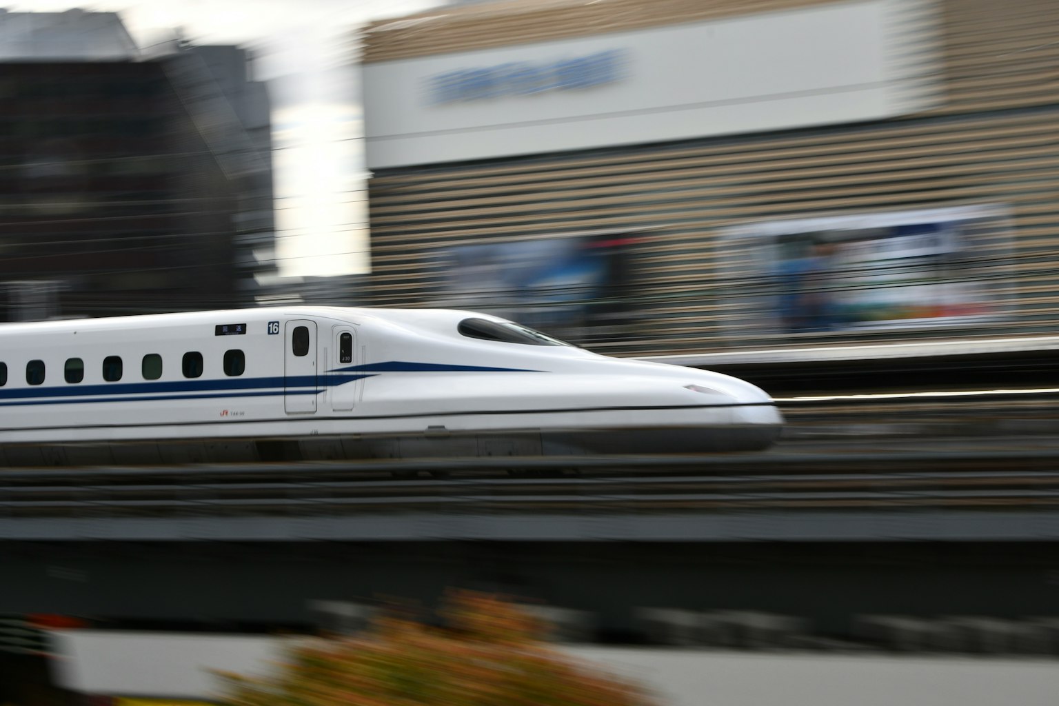 Imagen de un tren Shinkansen acelerando por la vía