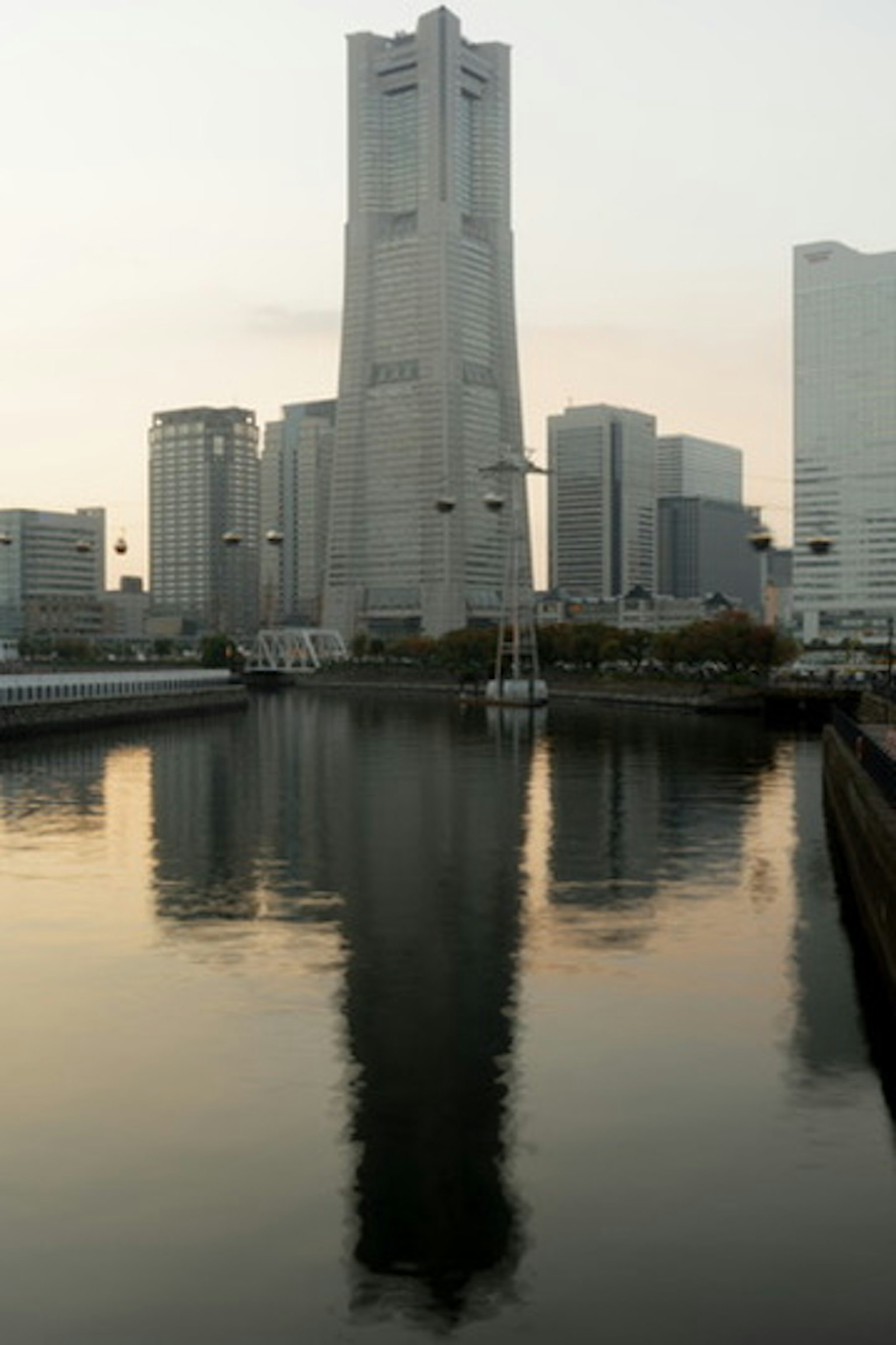 Riflesso di una torre simbolo a Yokohama sulla superficie dell'acqua