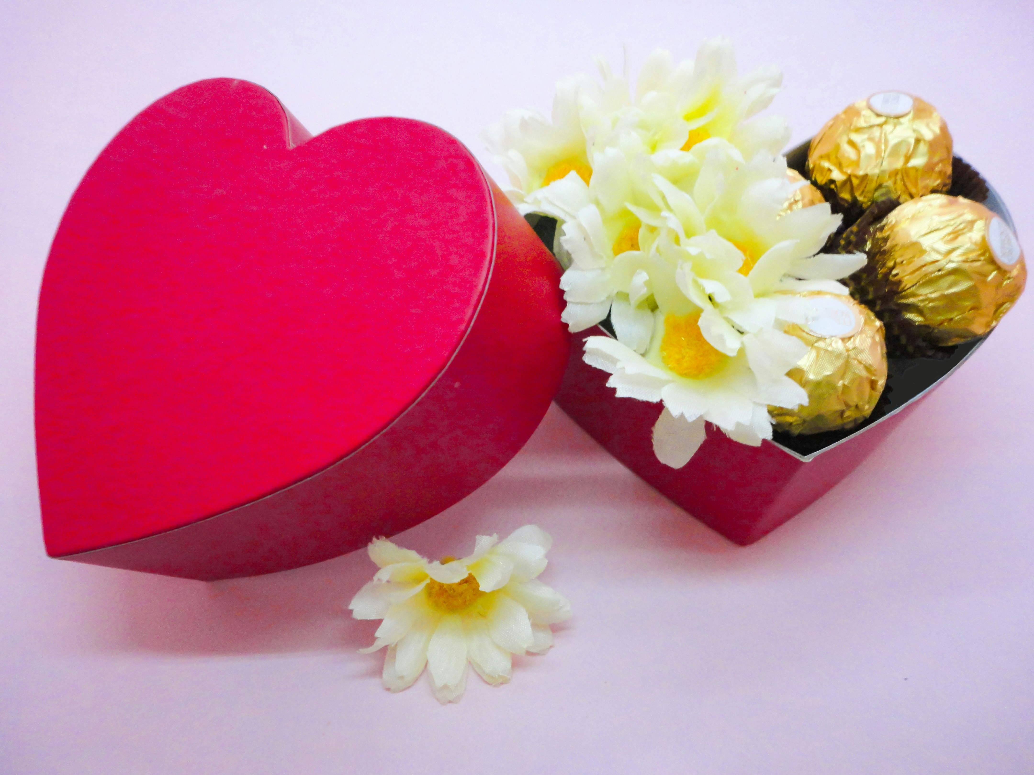 herzförmige Pralinen mit Blumen auf einem Tisch