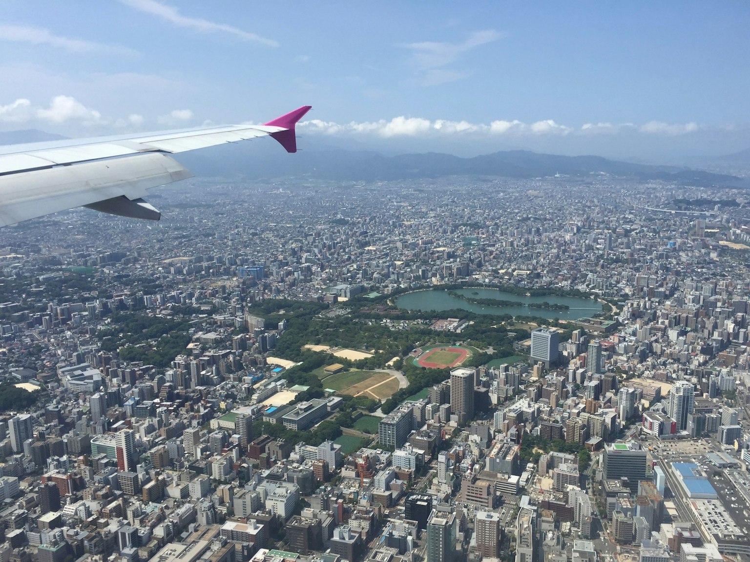 Vue aérienne d'un paysage urbain avec une aile d'avion et un parc