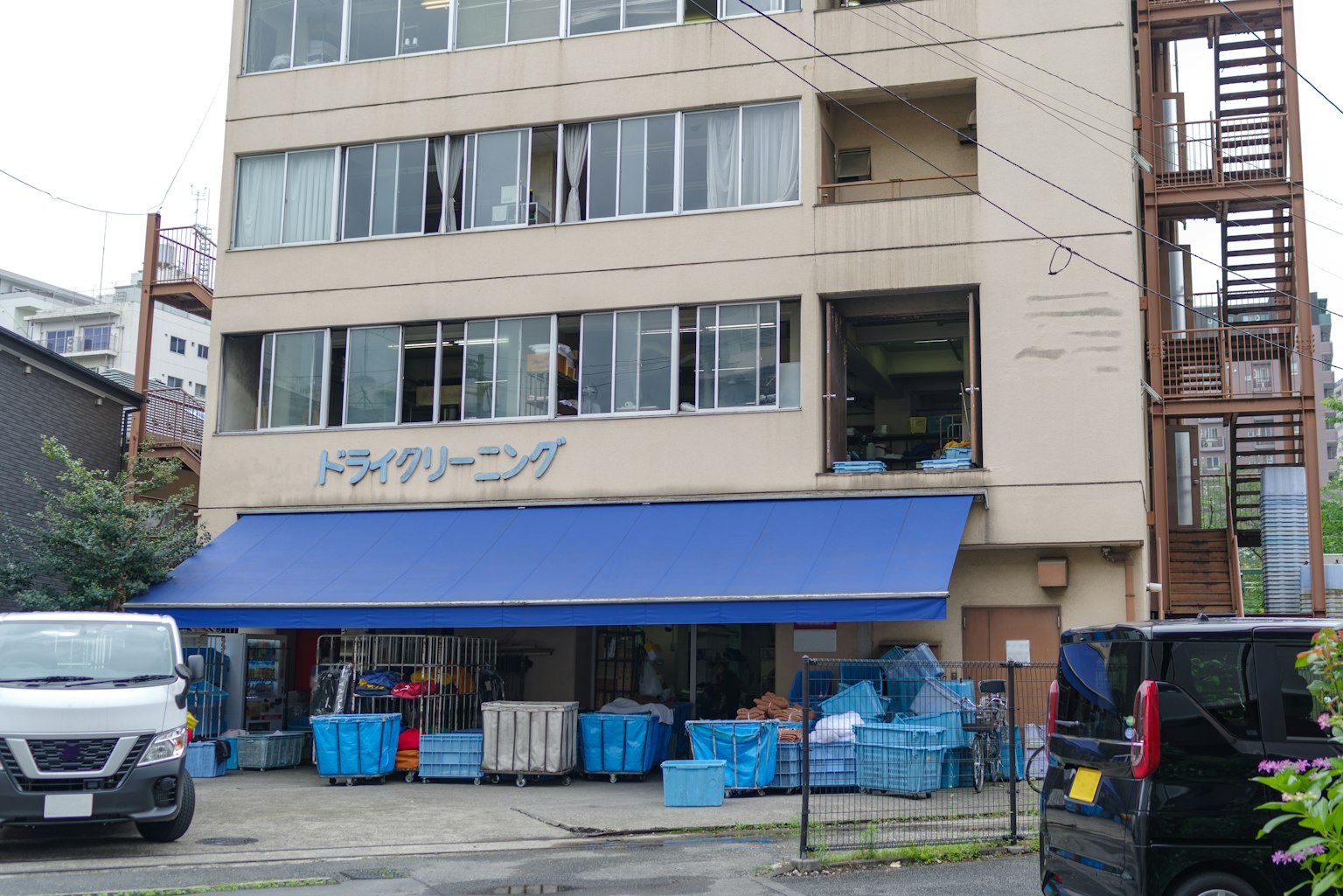 建築外觀有藍色遮陽篷和藍色塑料容器